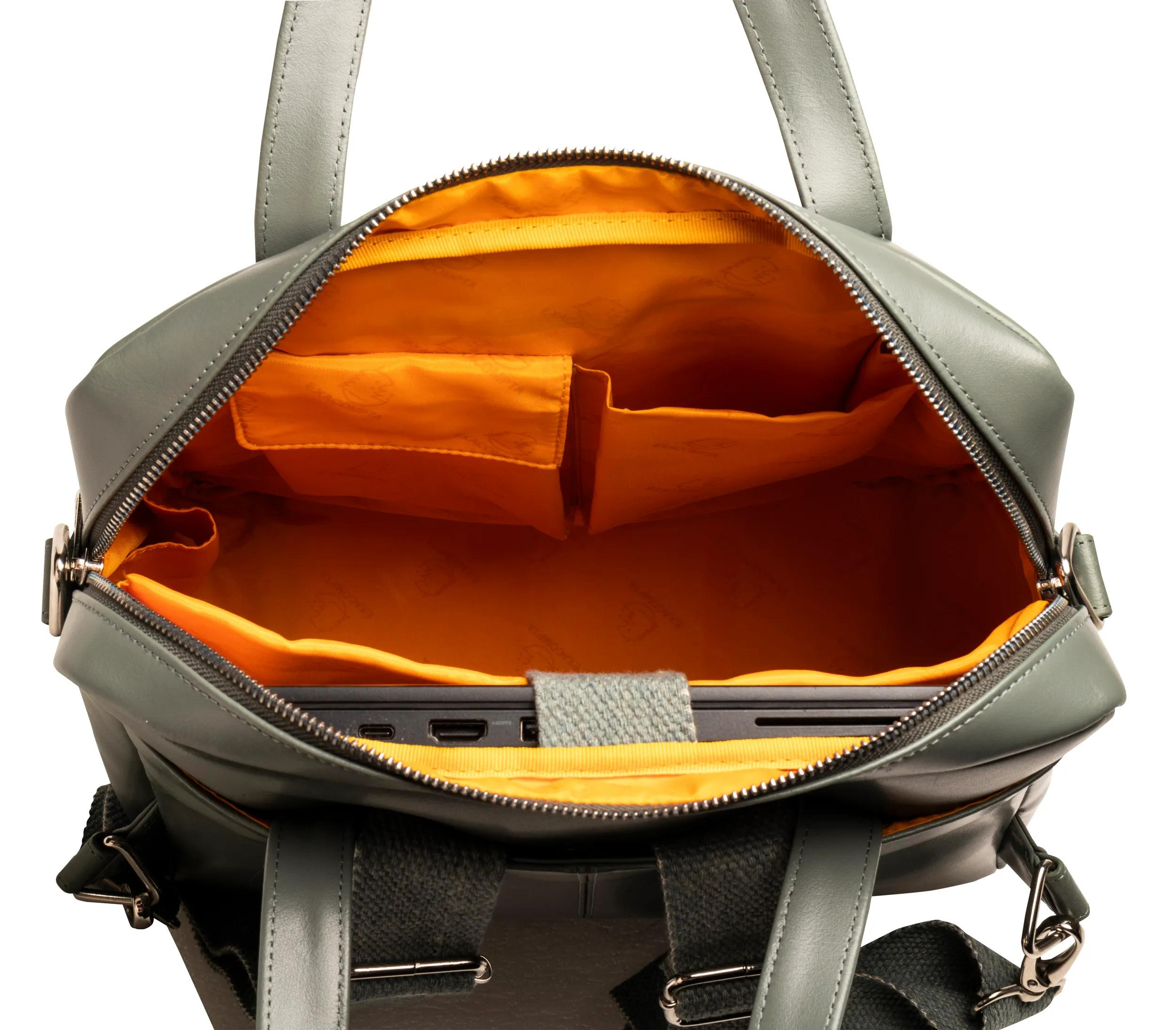 Bolso gris con compartimento abierto, forro naranja y portátil.