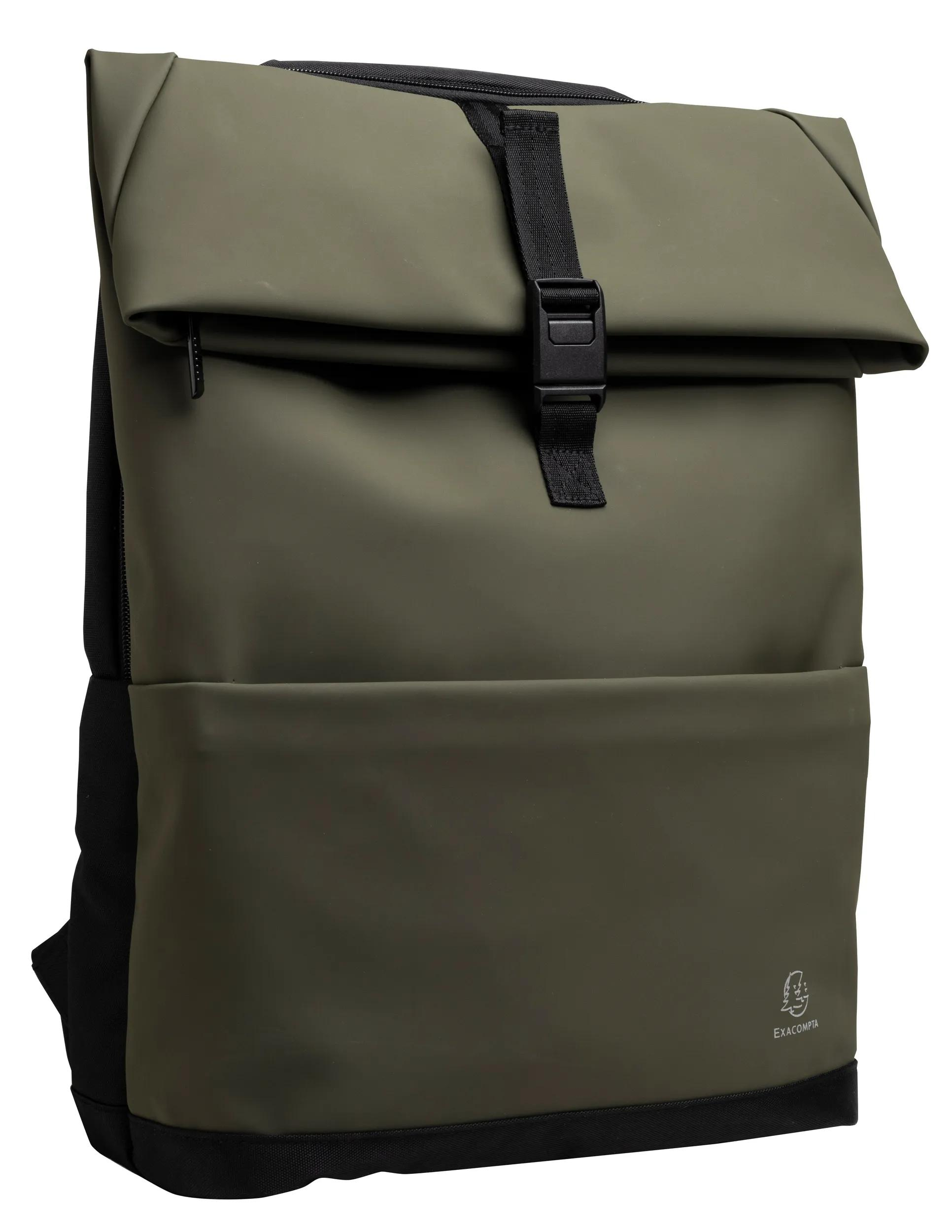 Una mochila verde oliva con hebilla negra y logo plateado.