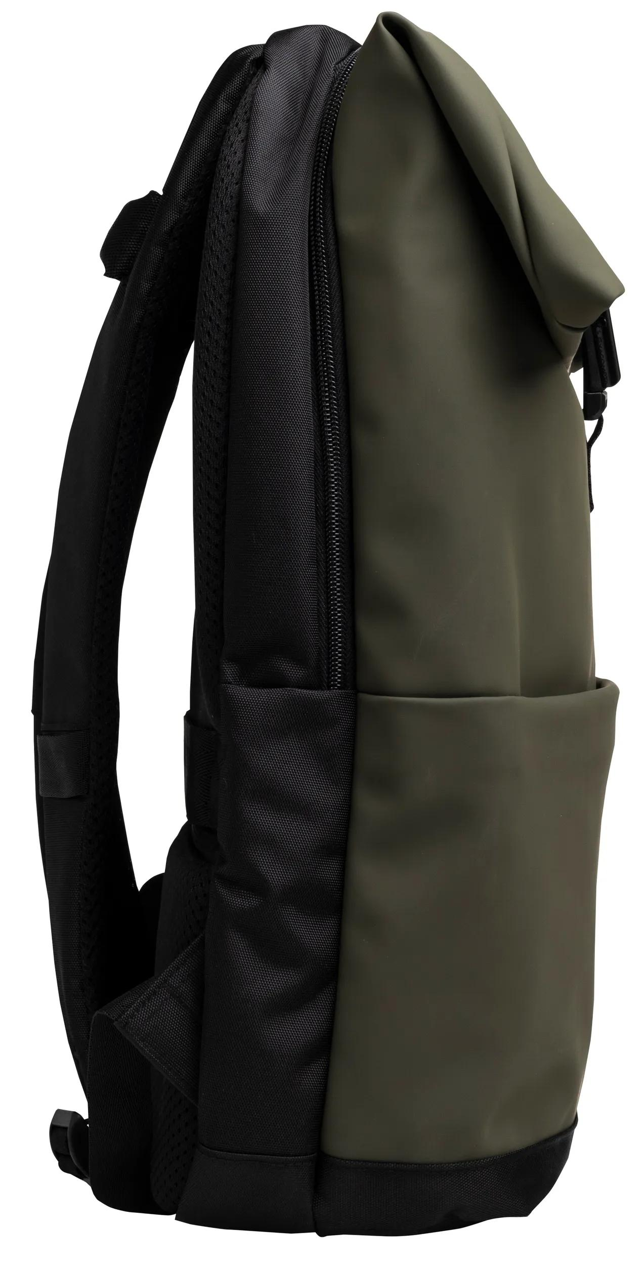 Una mochila de tela verde oliva con correas y cremalleras negras. Bolsillo lateral.