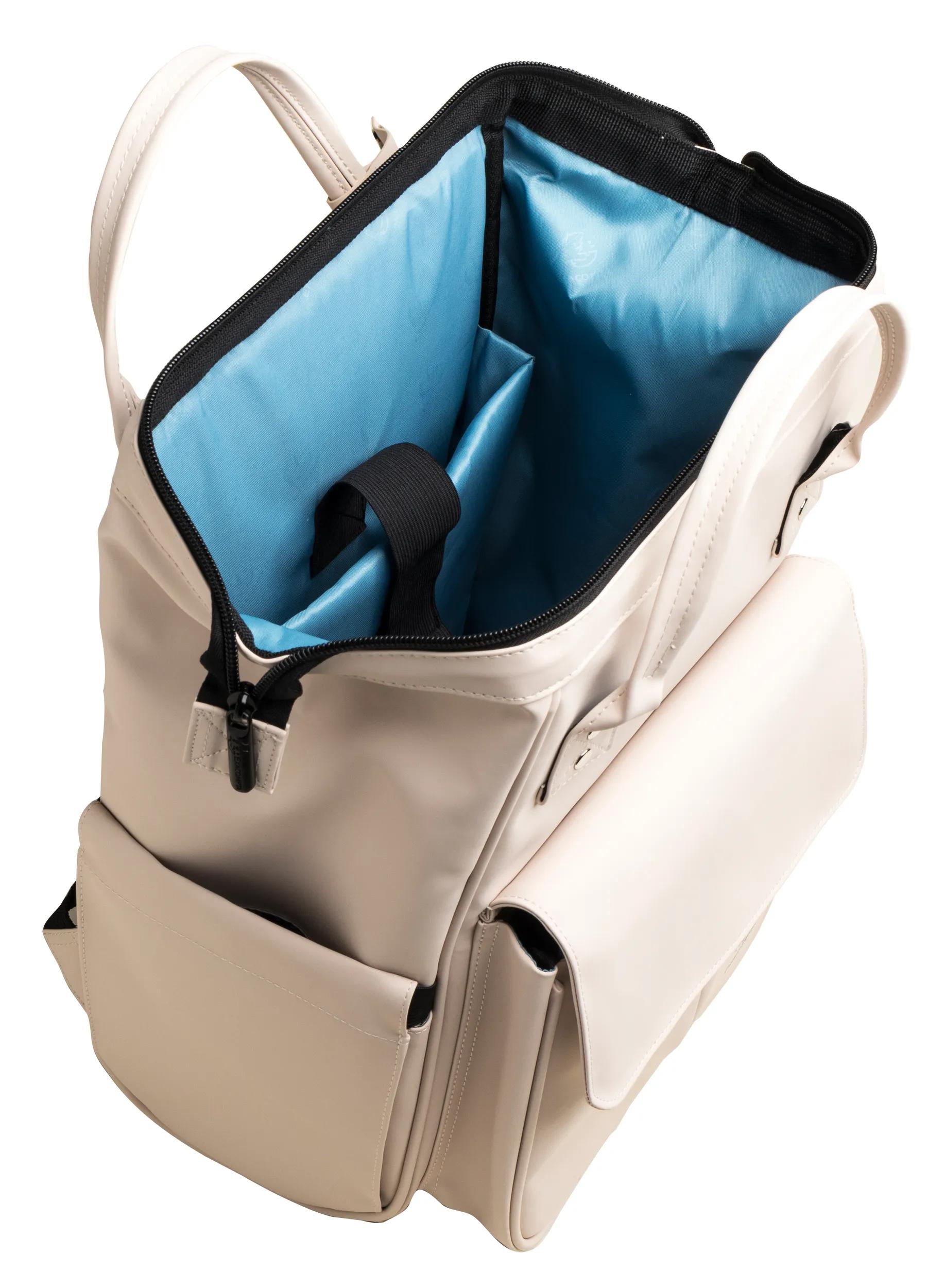 Mochila beige claro con compartimento principal abierto y forro azul. Con bolsillos laterales.