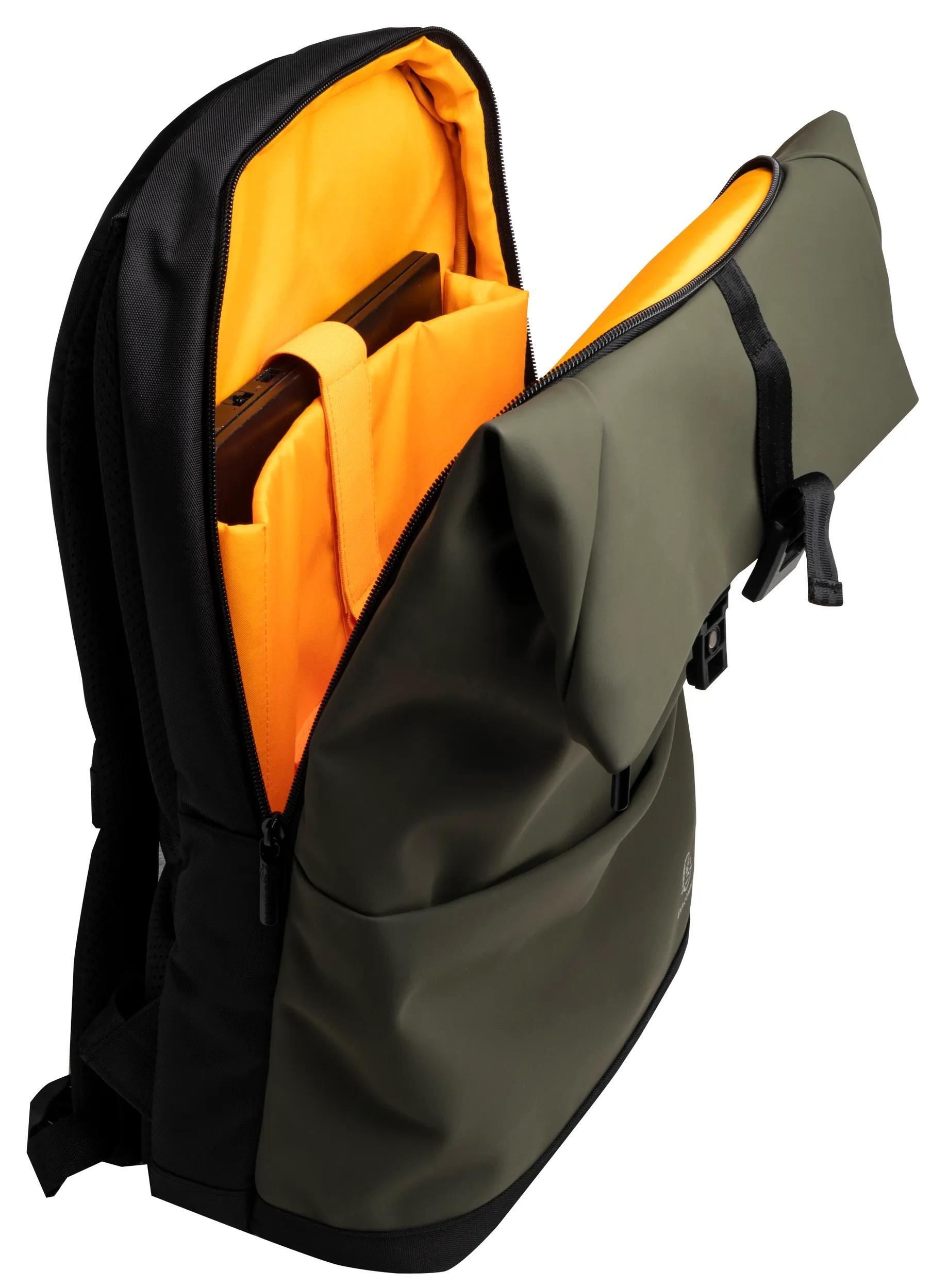Mochila verde con interior naranja y un portátil dentro.