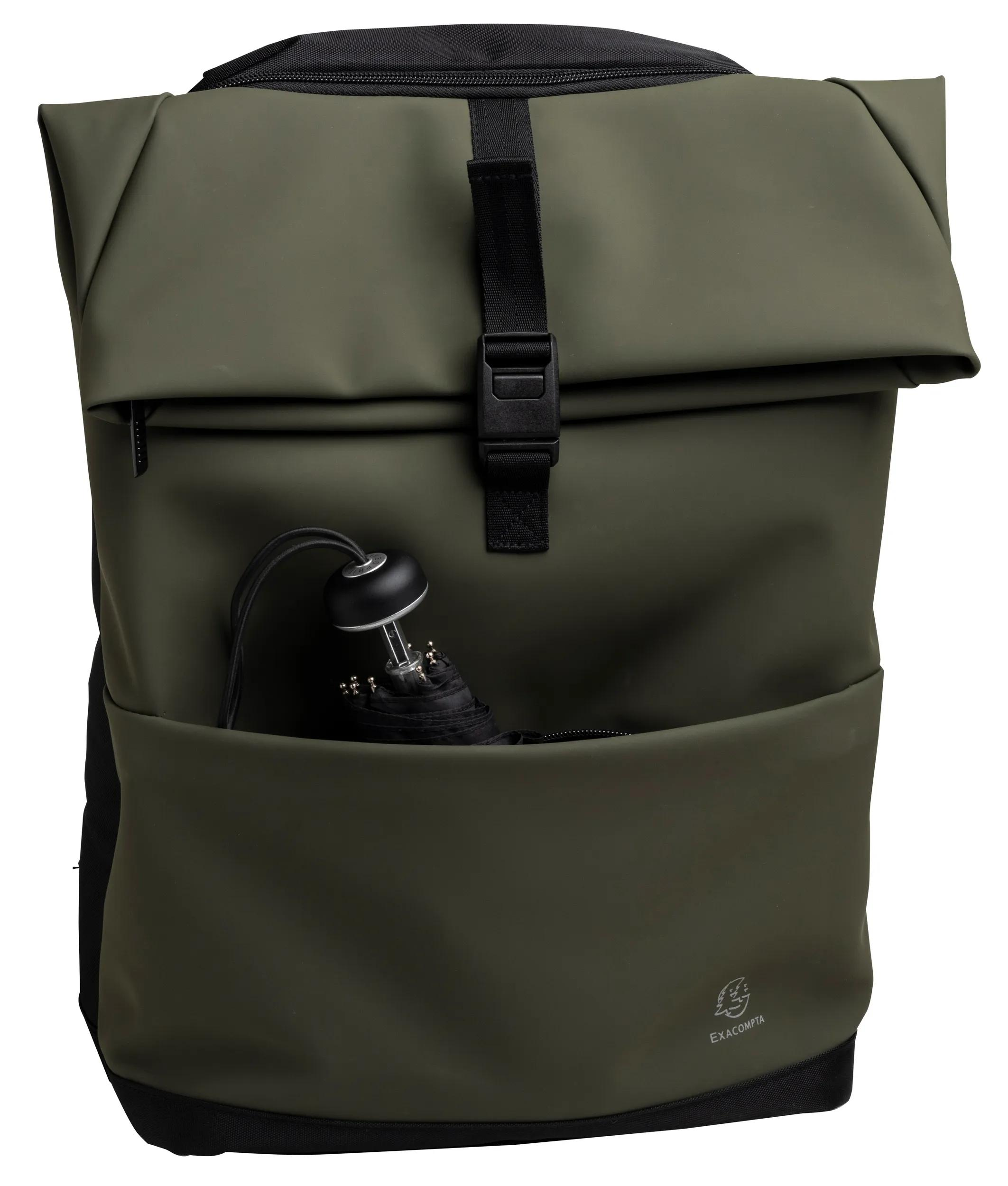 Mochila verde con paraguas negro en bolsillo exterior y cierre de cremallera negra.
