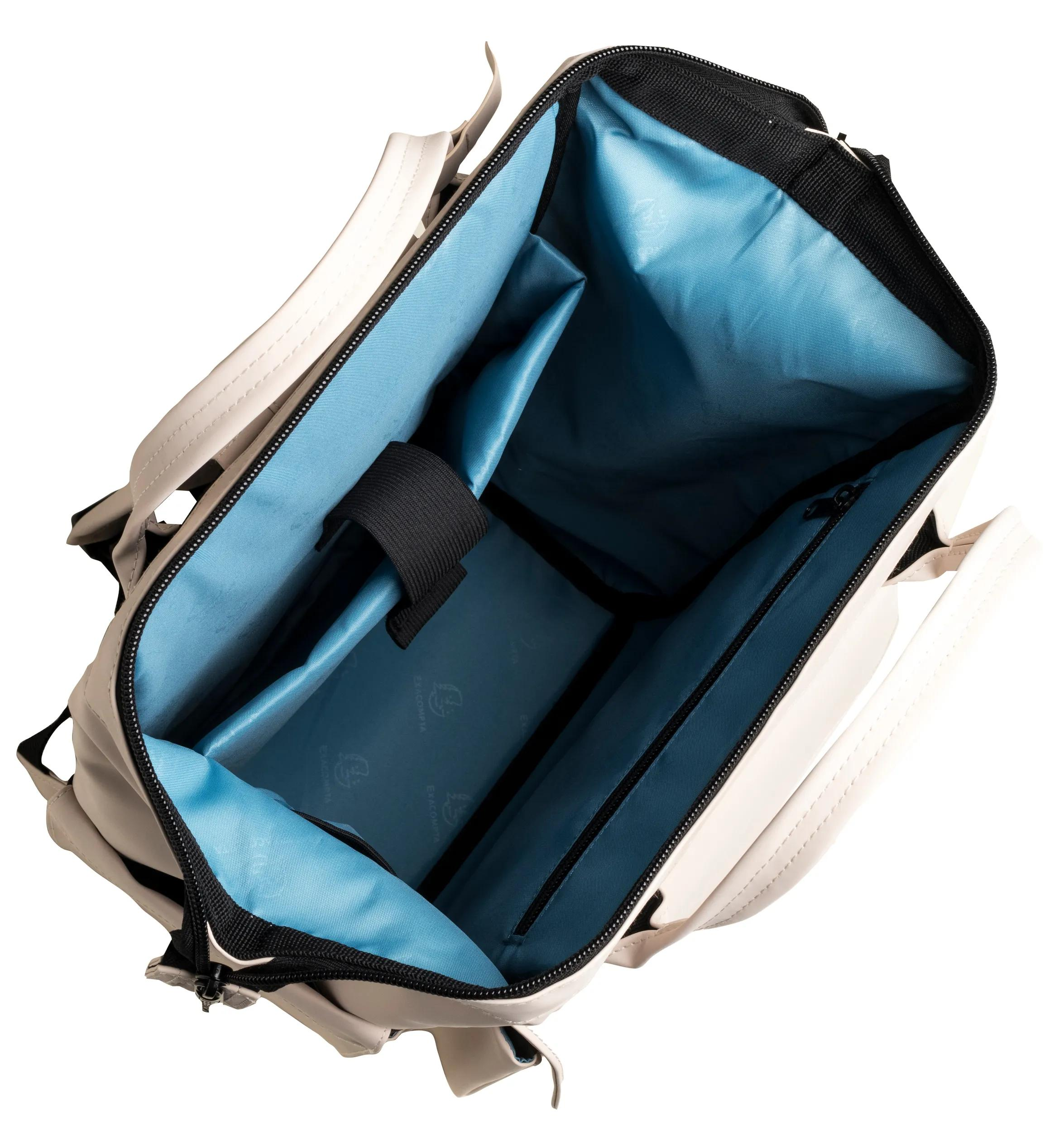 Mochila abierta con exterior beige claro y forro interior azul claro.