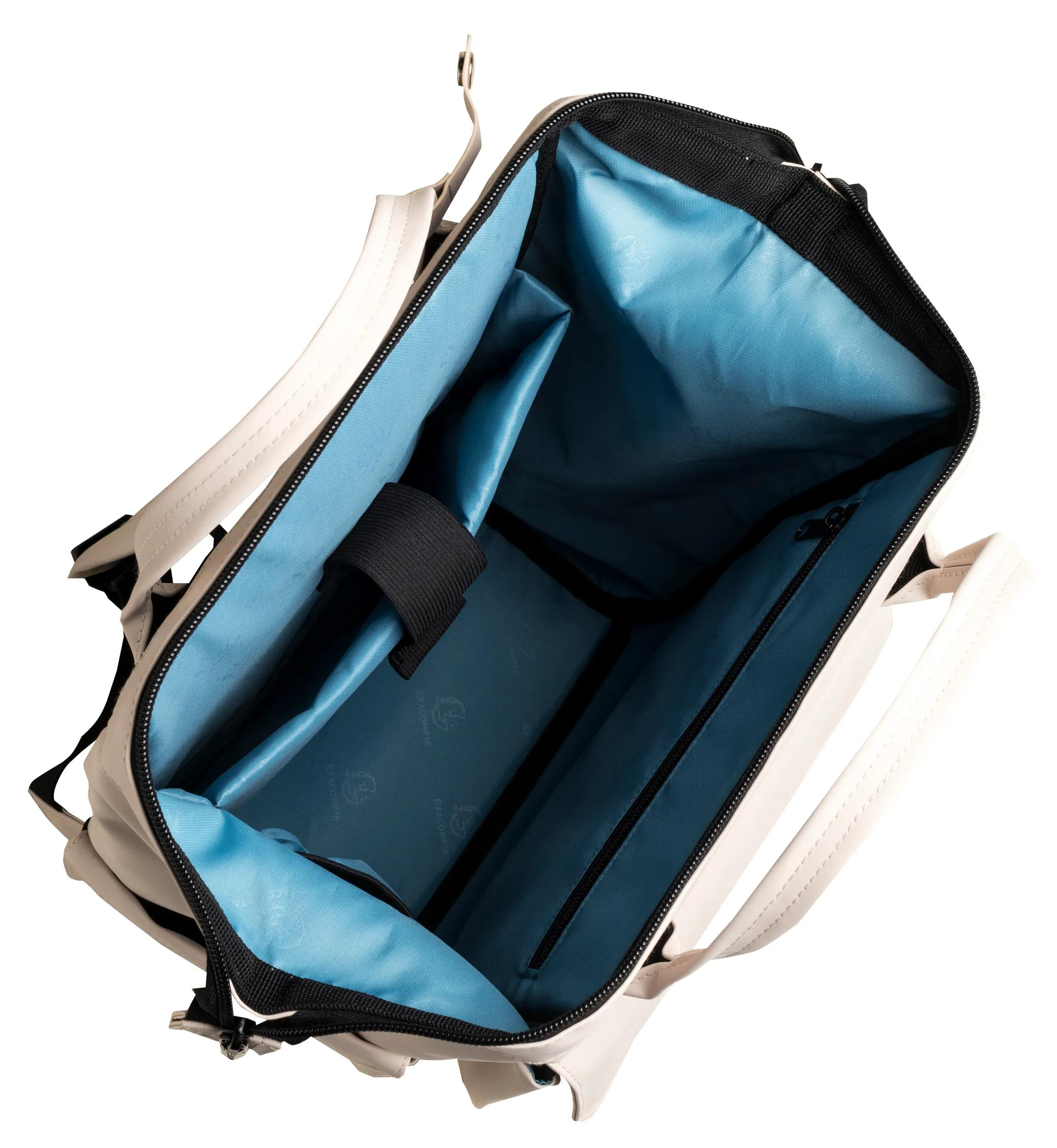 Una mochila beige claro con el compartimento principal abierto y forro azul.