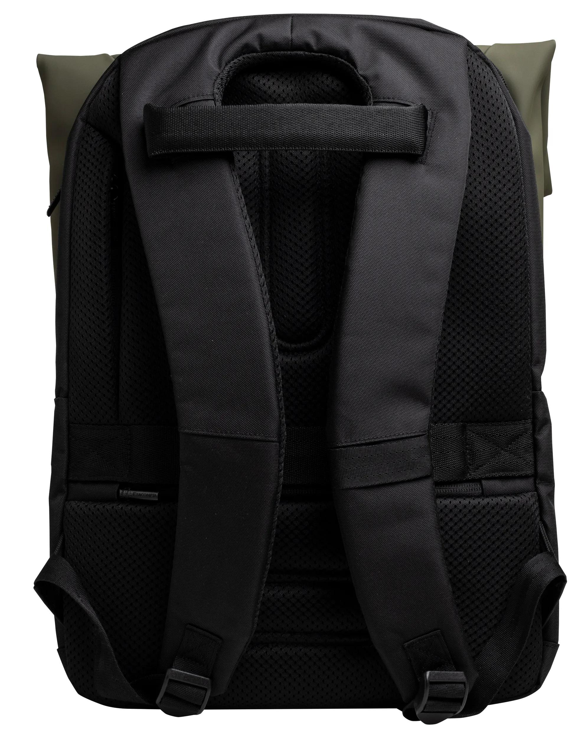 Vista trasera de mochila negra con correas acolchadas y paneles de malla. Tela verde visible.