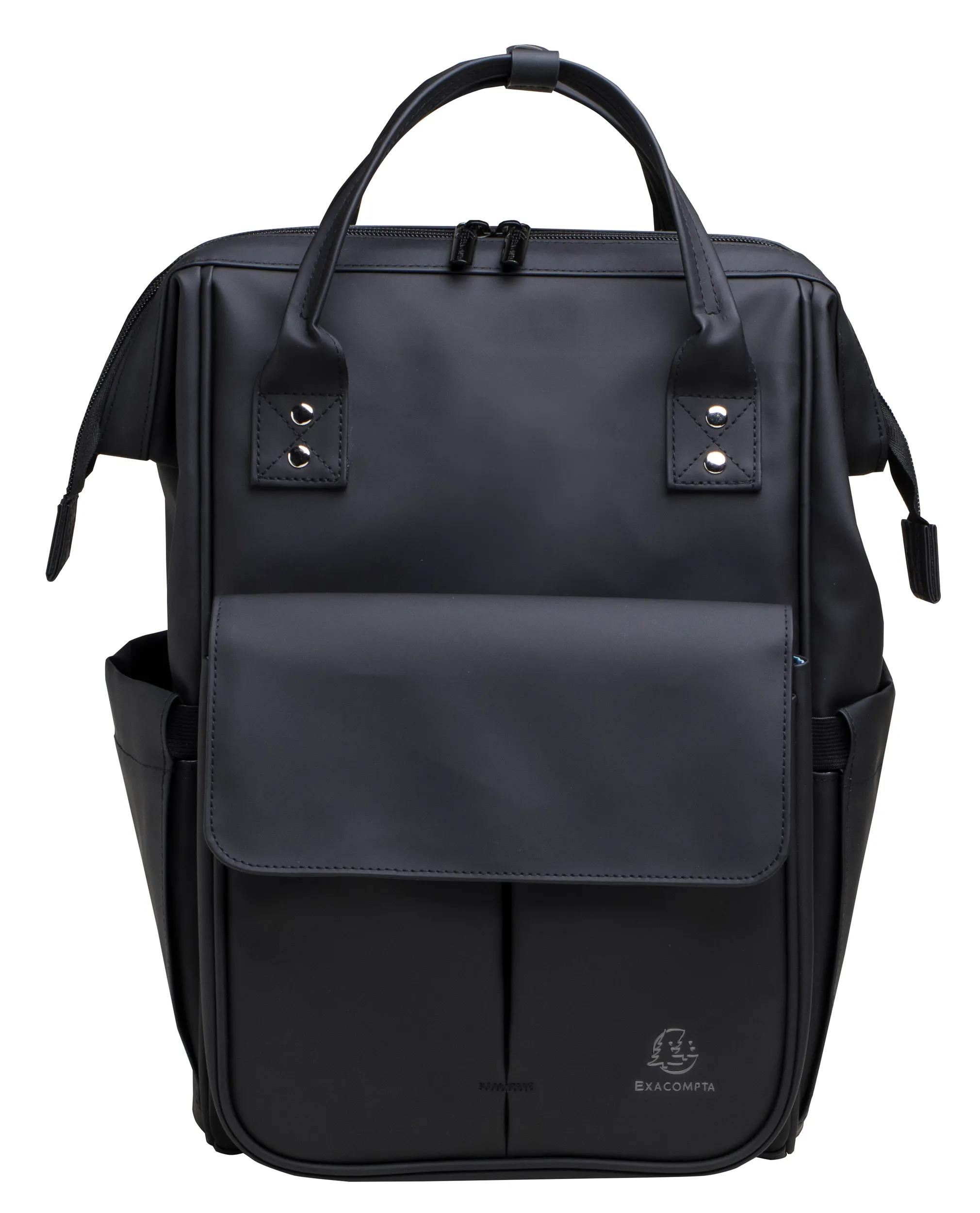 Mochila negra de cuero con bolsillos exteriores y logo.