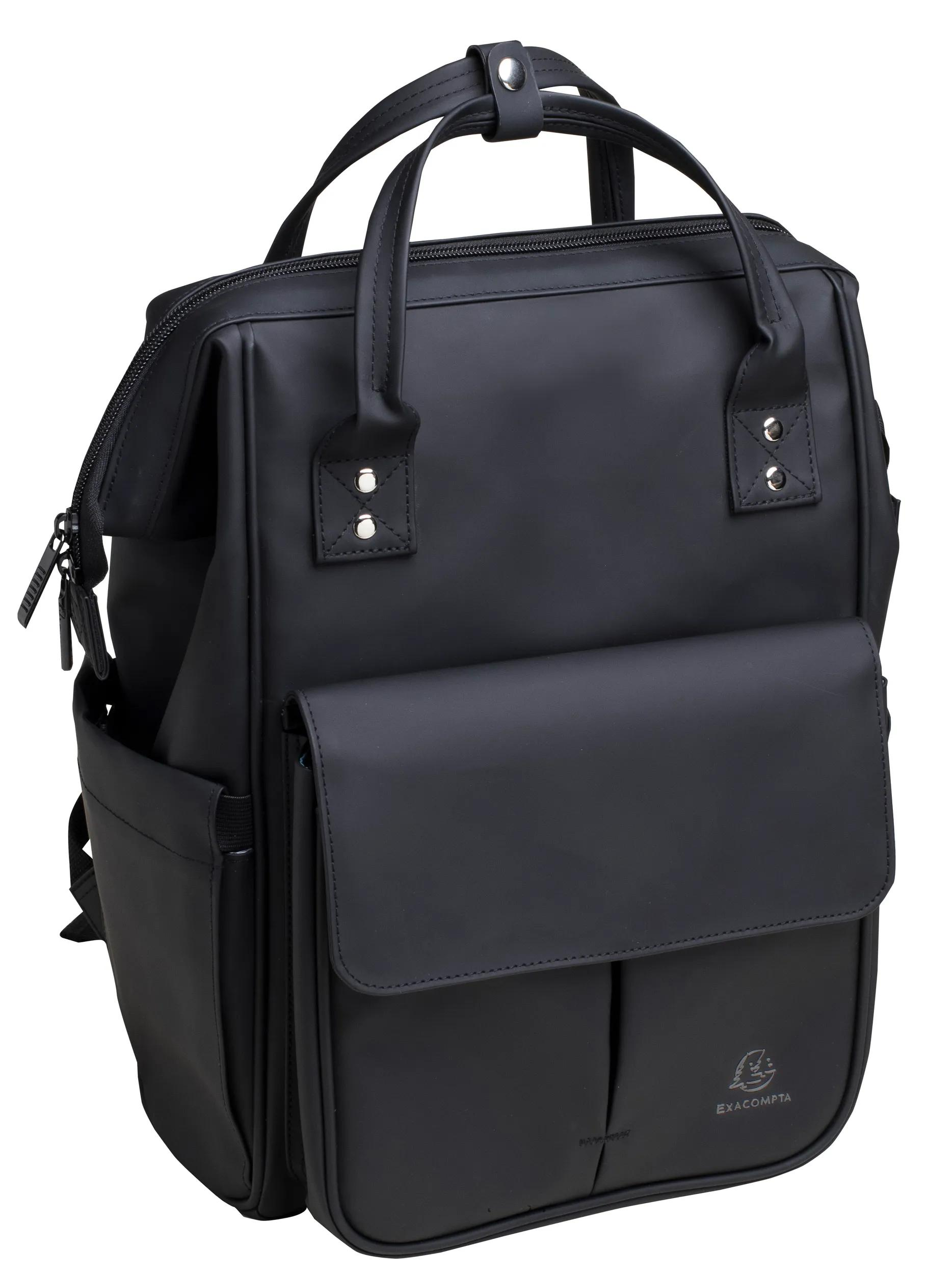 Mochila negra con cremalleras, bolsillos exteriores y logo.