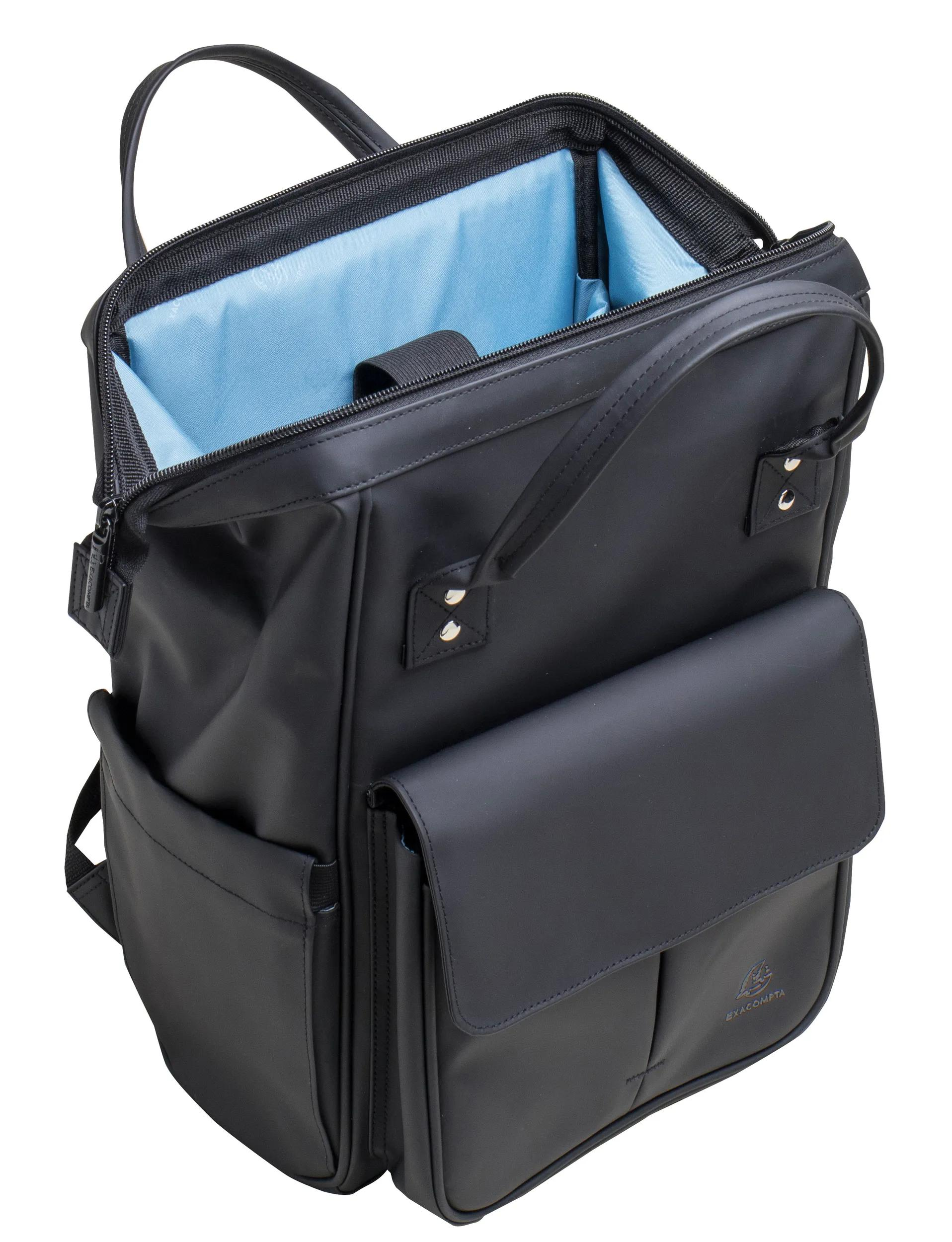 Mochila negra con interior azul claro, abierta, con bolsillos exteriores.