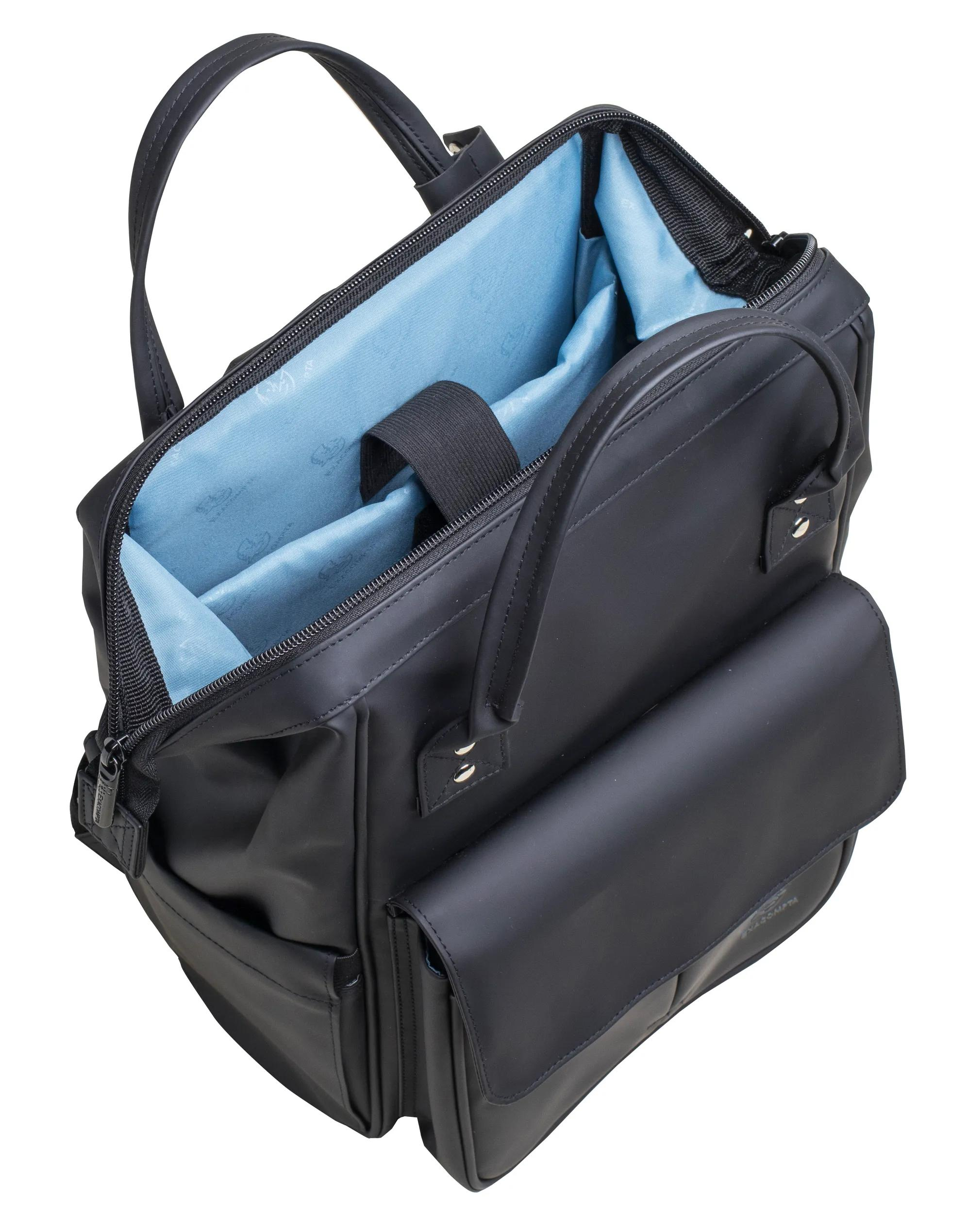 Mochila negra con forro azul, abierta con asas y bolsillos.