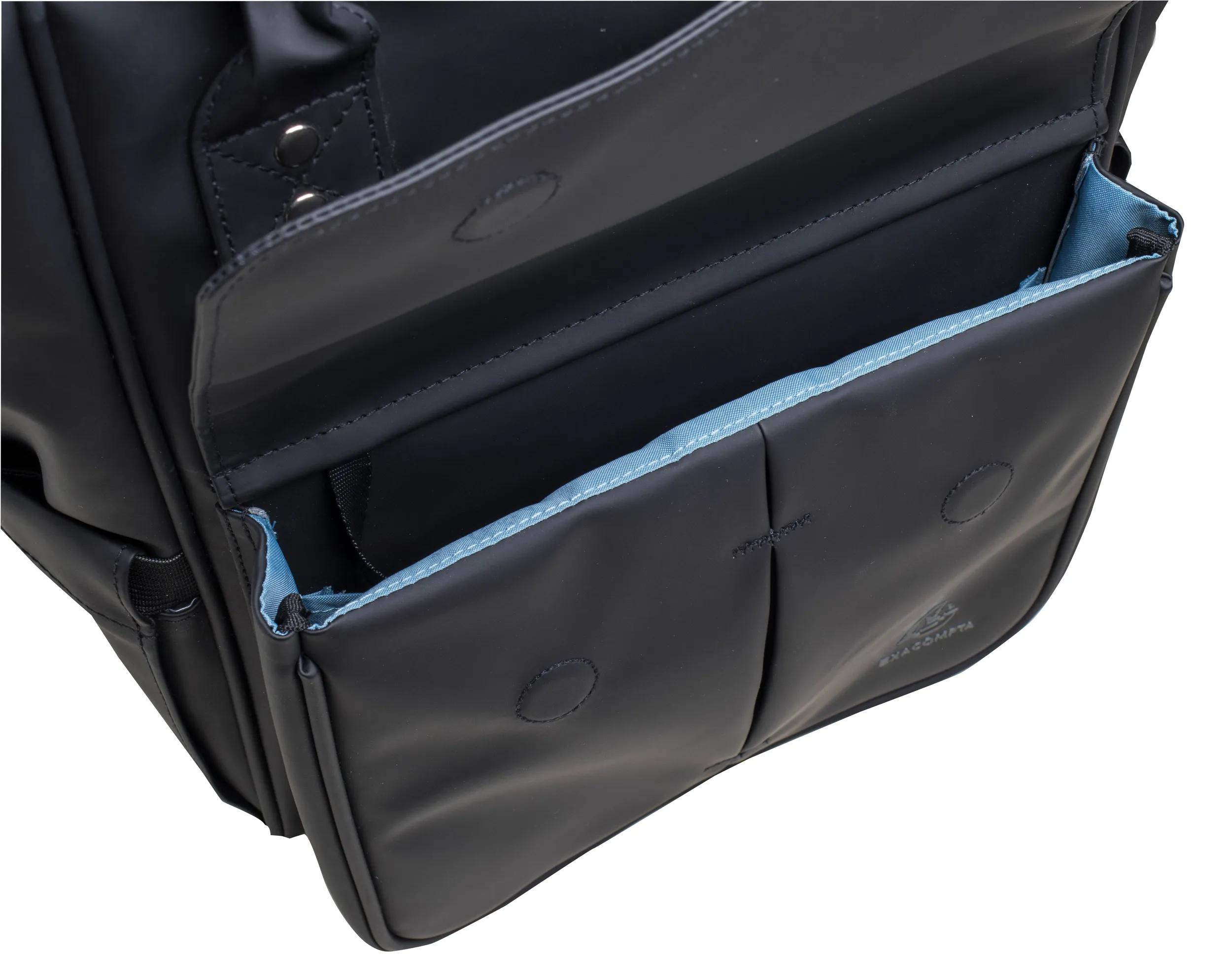 Bolso negro con forro azul claro y cierres a presión.