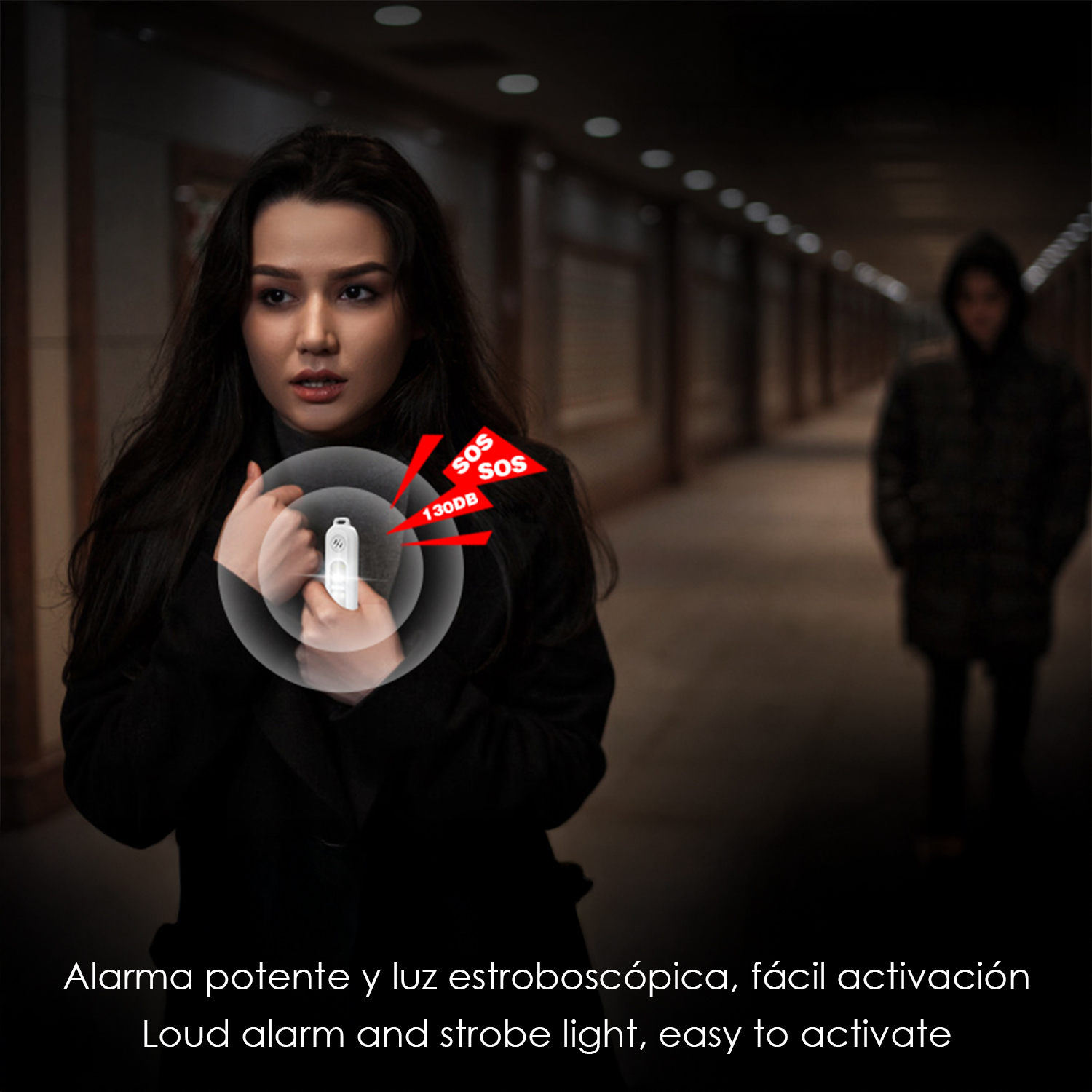 Mujer en callejón oscuro sostiene alarma sonora con luz estroboscópica.