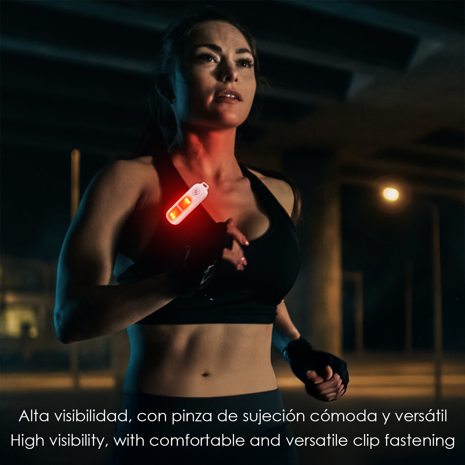 Una mujer corre de noche con una luz roja de clip en el pecho.