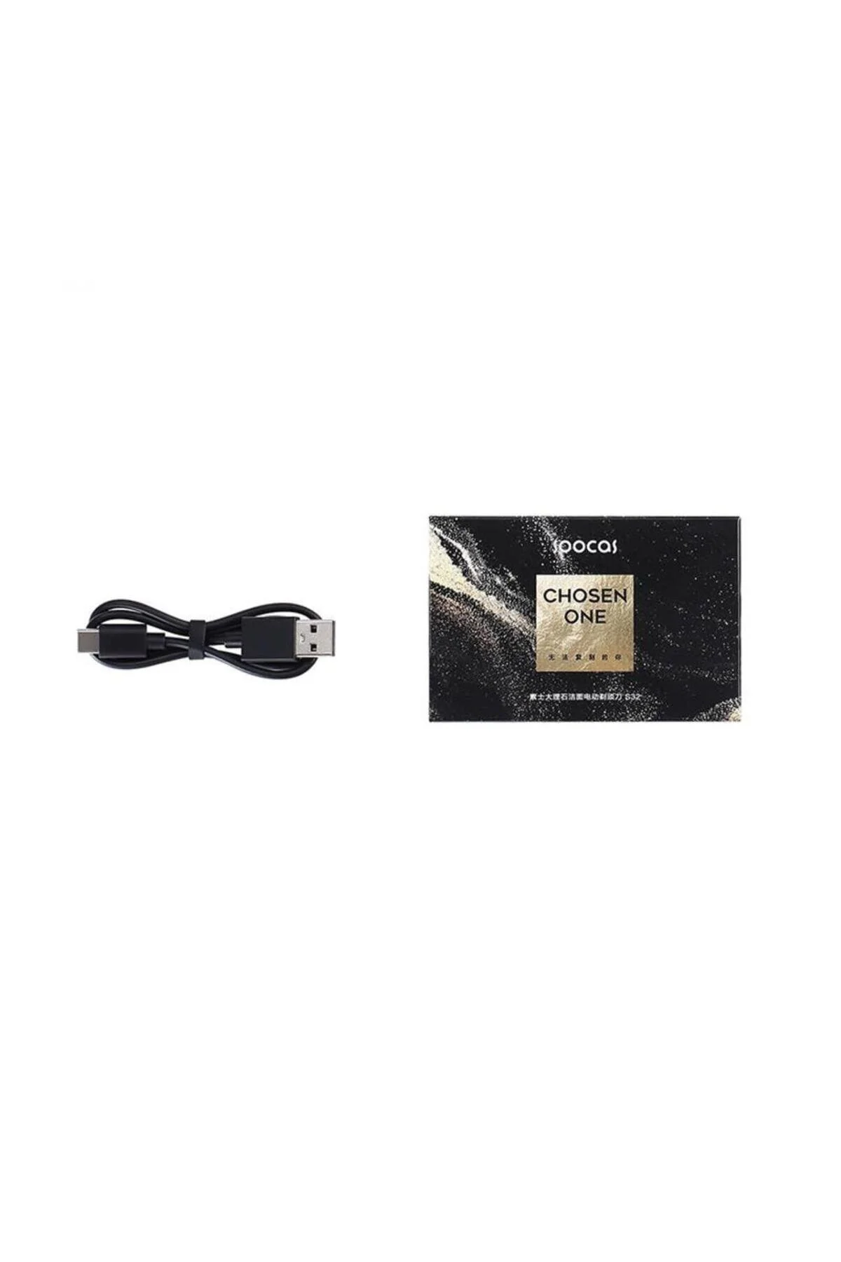 Siyah USB-C kablosu ve altın vurgulu siyah kutu.
