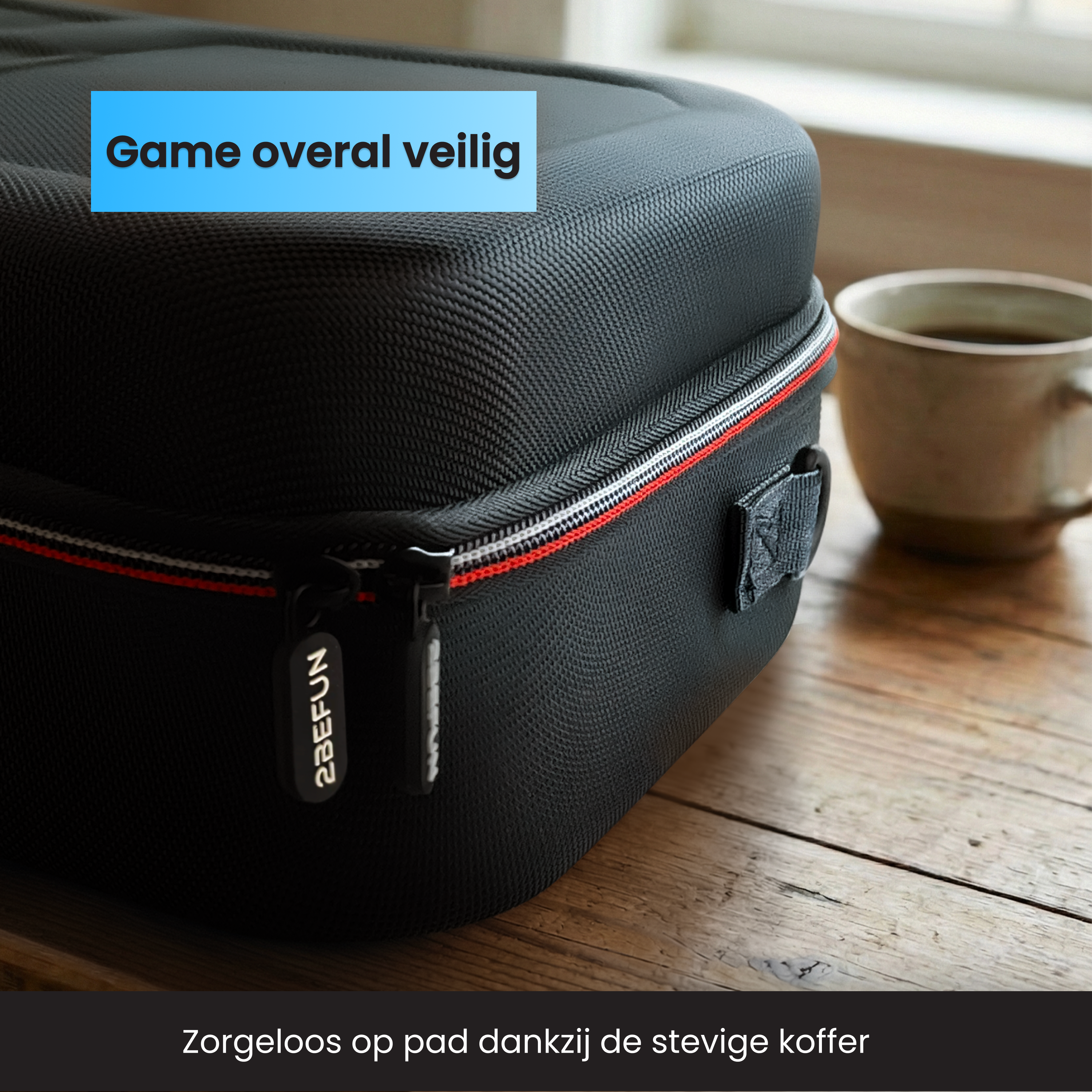Schwarze Tasche mit Reißverschluss auf Holztisch, mit Kaffeetasse im Hintergrund.
