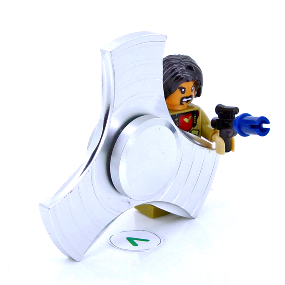 Un hombre Lego con un arma se sienta dentro de un spinner plateado.
