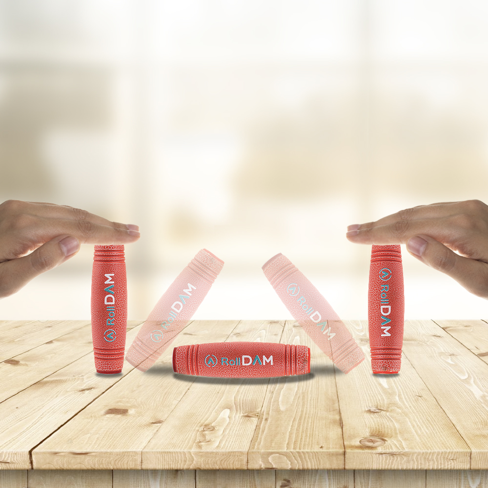 Spinners rojos y rosas sobre mesa de madera, sostenidos por manos.