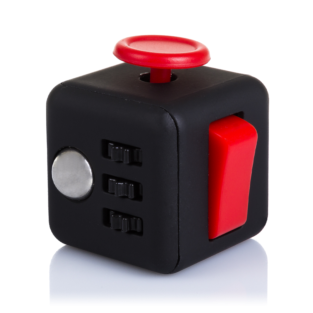 Un cubo antiestrés negro con detalles rojos: un botón y un interruptor.