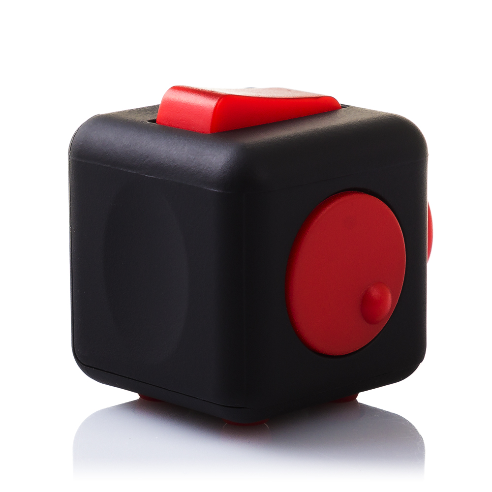 Un cubo antiestrés negro con controles rojos sobre fondo blanco.