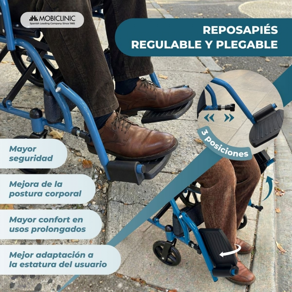 Un hombre sentado en silla de ruedas azul, pies en reposapiés ajustables.