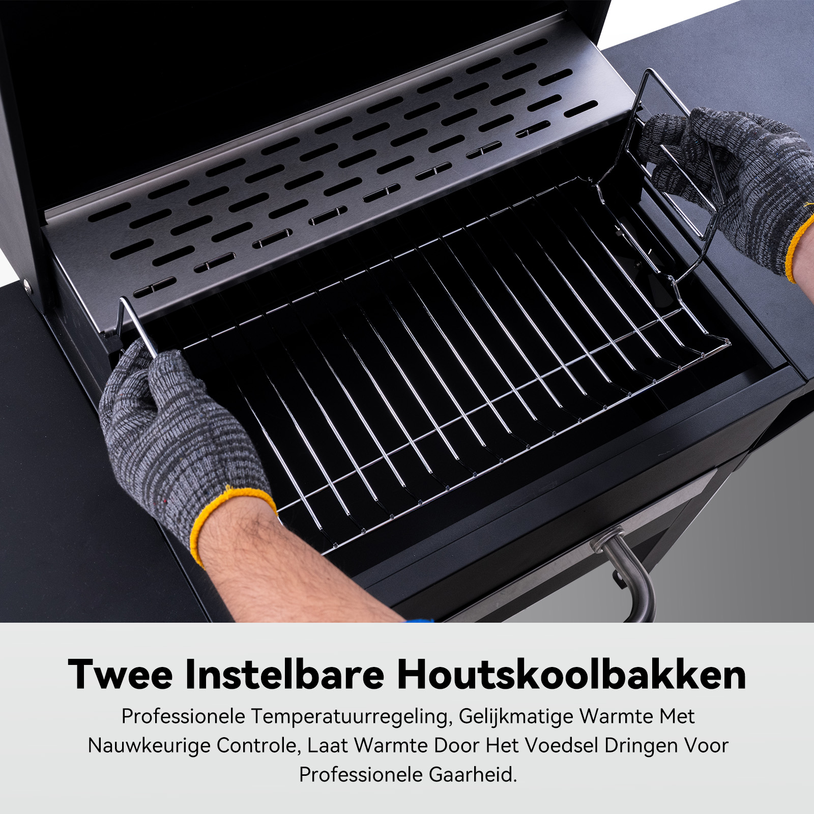 Persoon met handschoenen plaatst grillrooster in zwarte barbecue.