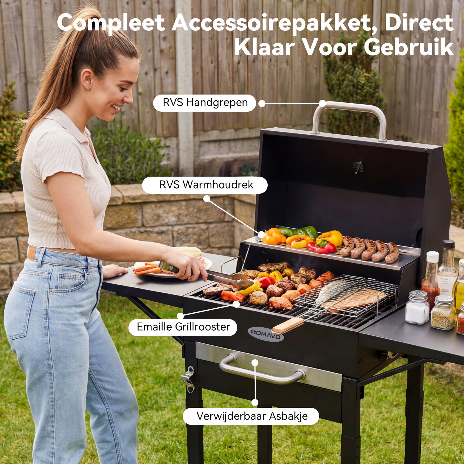 Een vrouw grilt buiten. De grill is gevuld met vlees, vis en groenten.