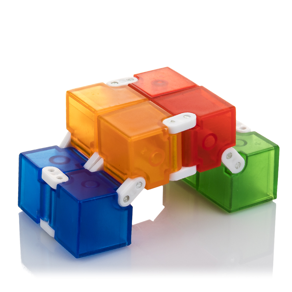 Un cubo infinito de colores hecho de cubos transparentes y conectados en azul, naranja, rojo y verde.