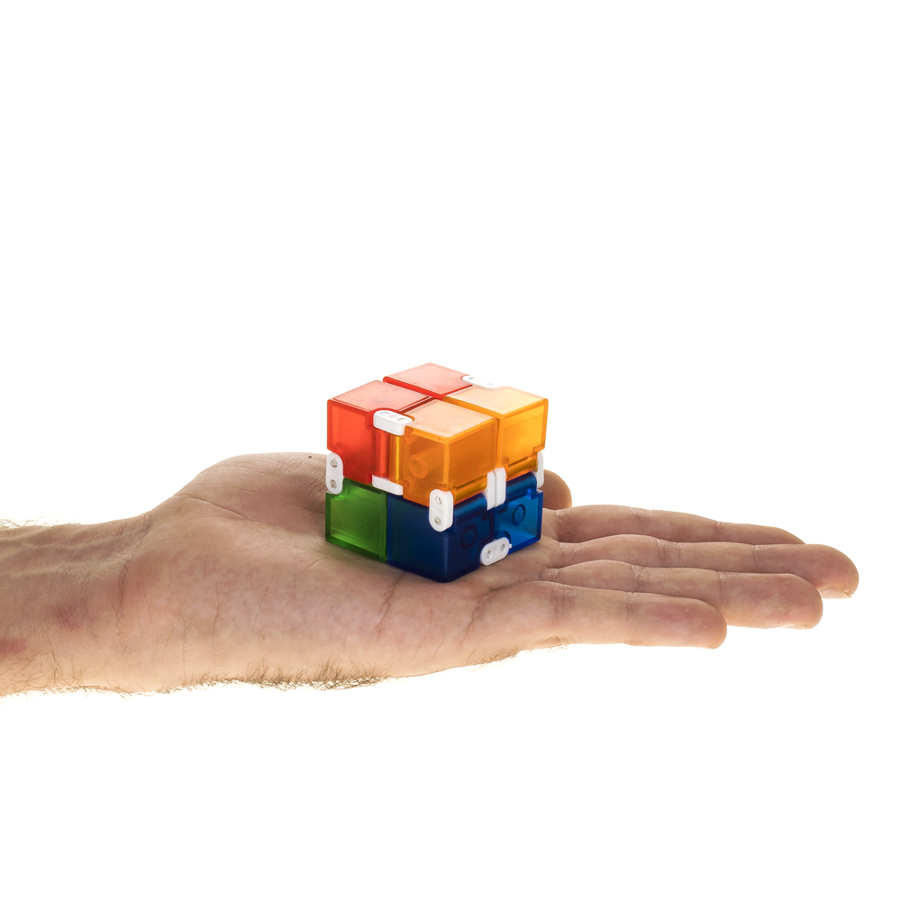 Un cubo infinito de colores descansa en una palma abierta.