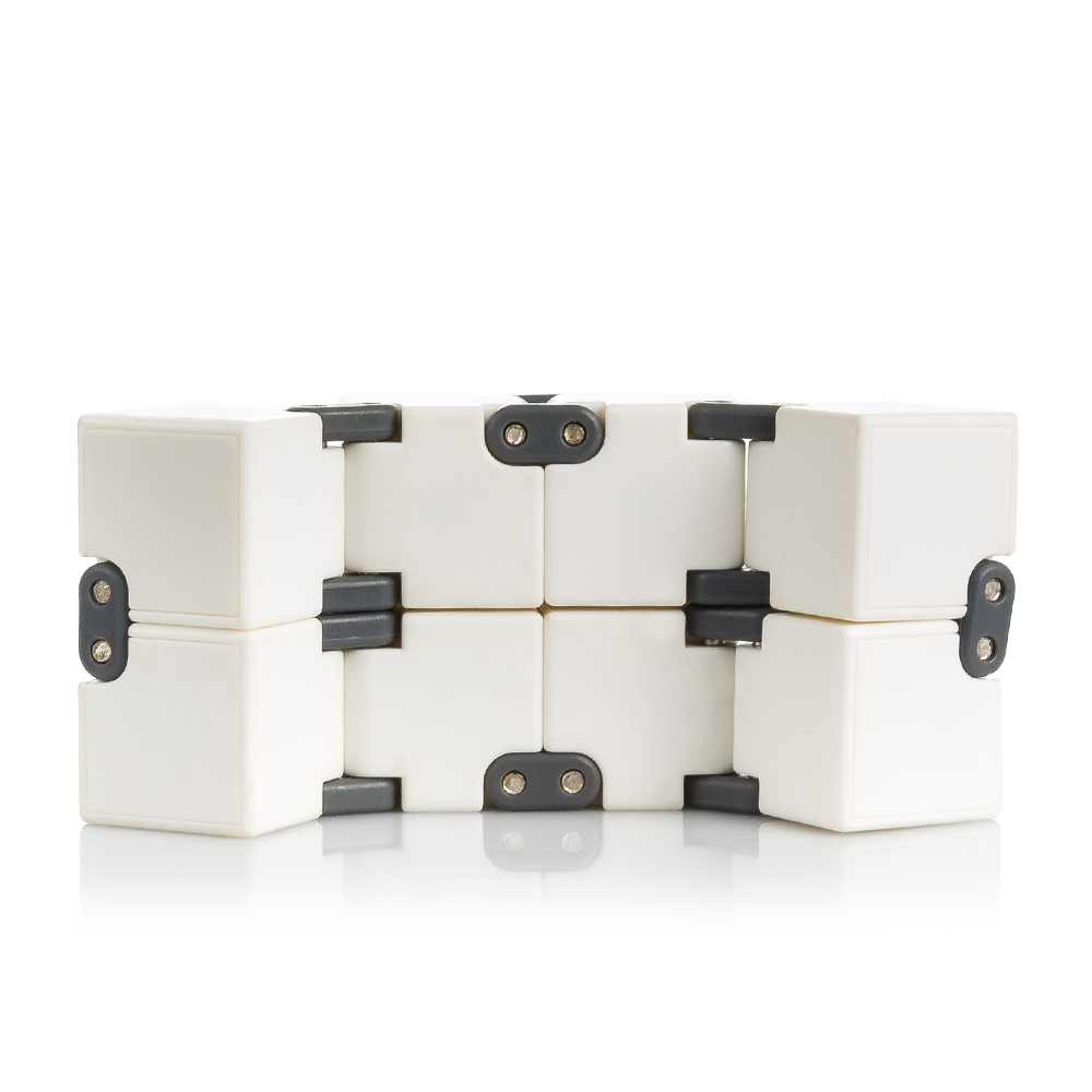 Un cubo infinito blanco con juntas grises, sobre fondo blanco.