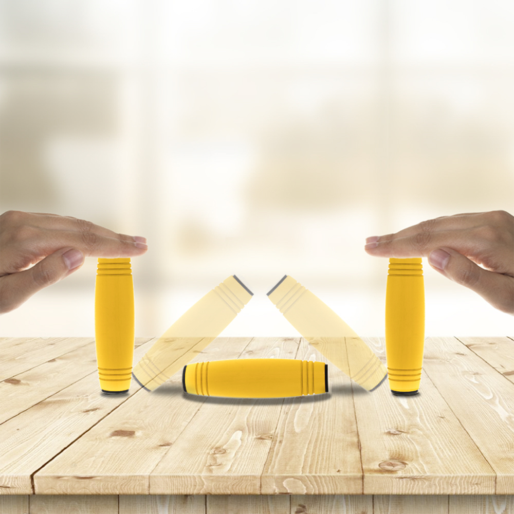 Dos manos sostienen barras amarillas sobre una mesa de madera. Una yace plana.