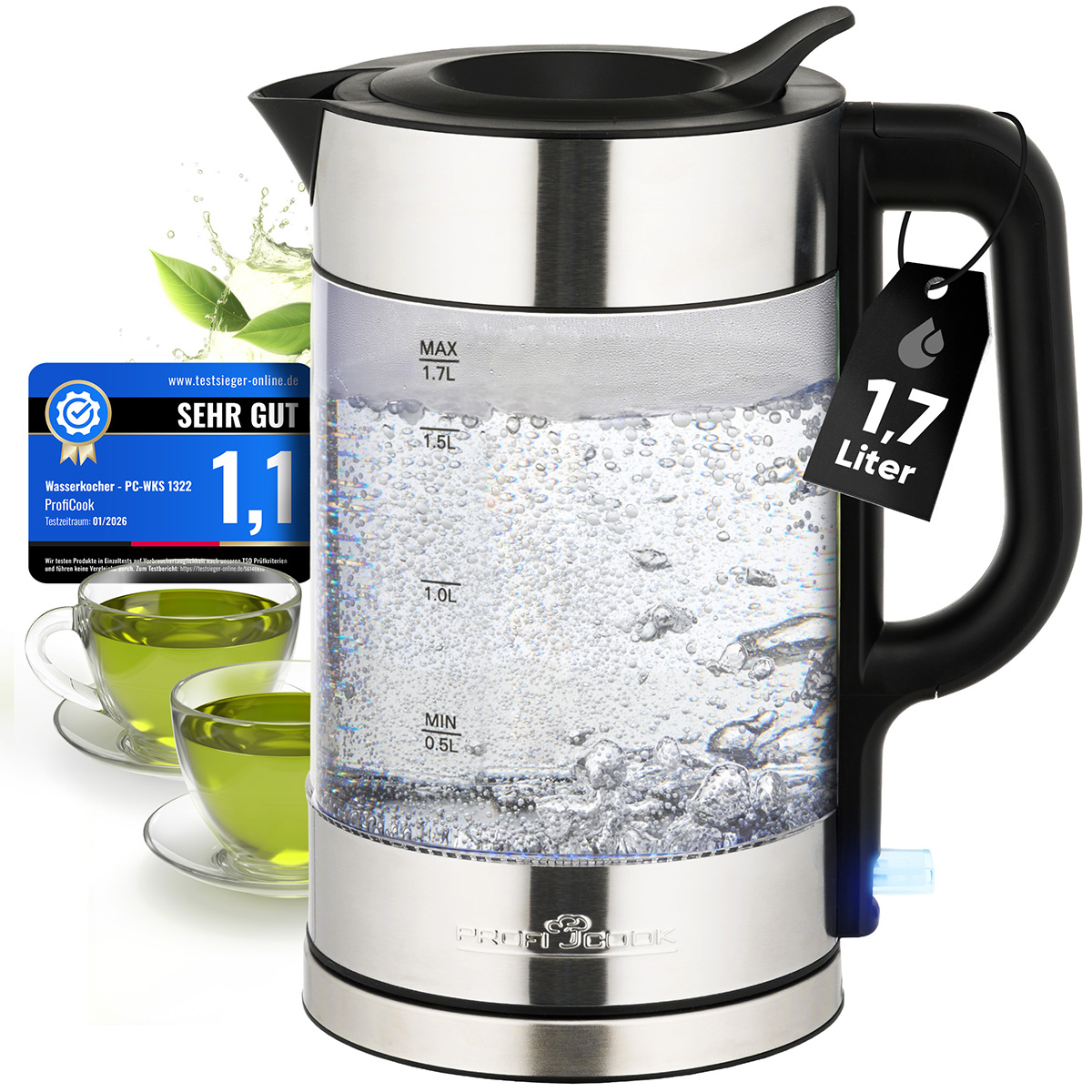 Ein silberner Wasserkocher kocht Wasser mit vielen Blasen. Daneben stehen zwei Tassen Tee.