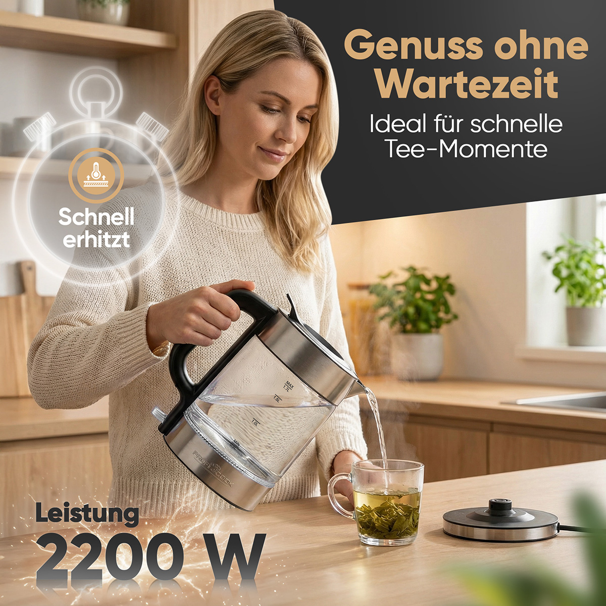 Eine Frau gießt heißes Wasser aus einem Wasserkocher in eine Teetasse. 2200W.