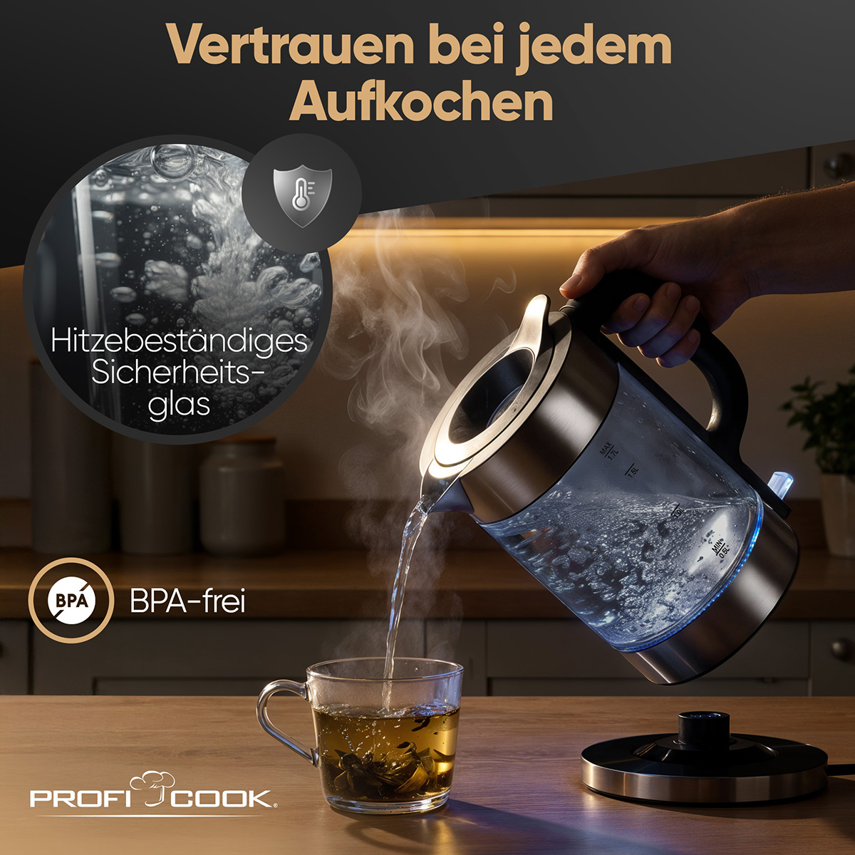 Heißes Wasser wird aus einem Wasserkocher in eine Tasse Tee gegossen.