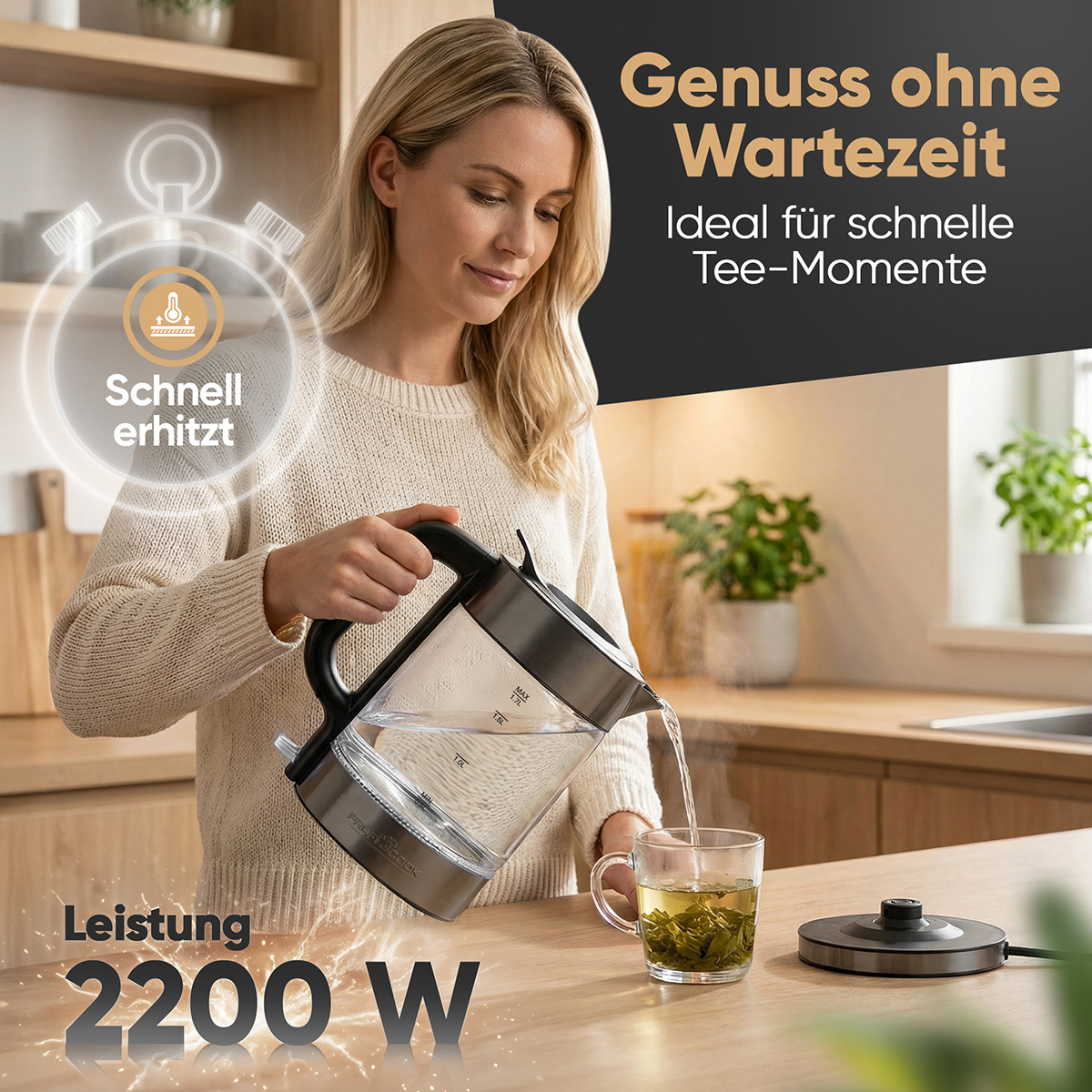 Frau gießt heißes Wasser aus einem Wasserkocher in eine Teetasse. Schnelles Erhitzen.