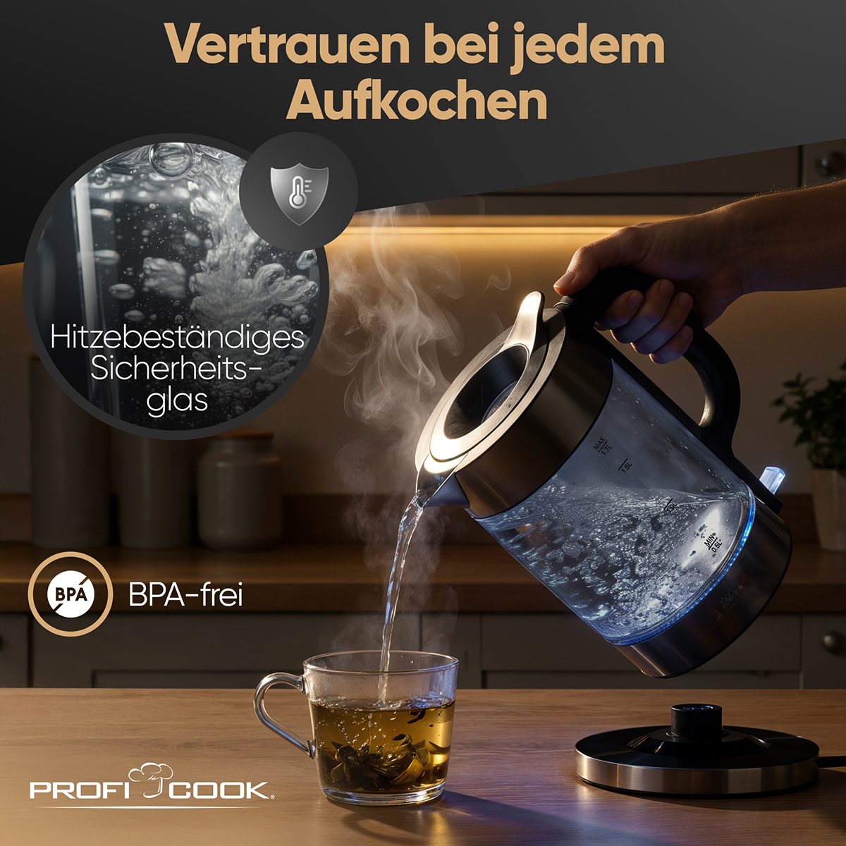 Heißes Wasser wird aus einem Wasserkocher in eine Teetasse gegossen.