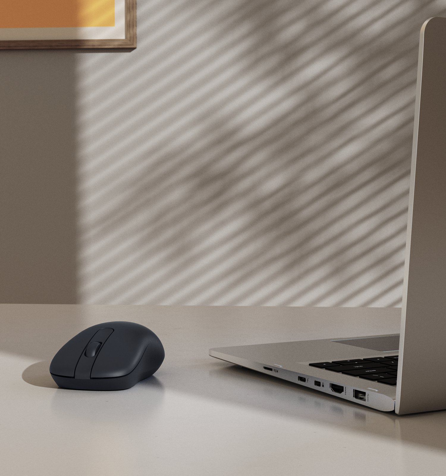 Ciemna mysz komputerowa i laptop na biurku.