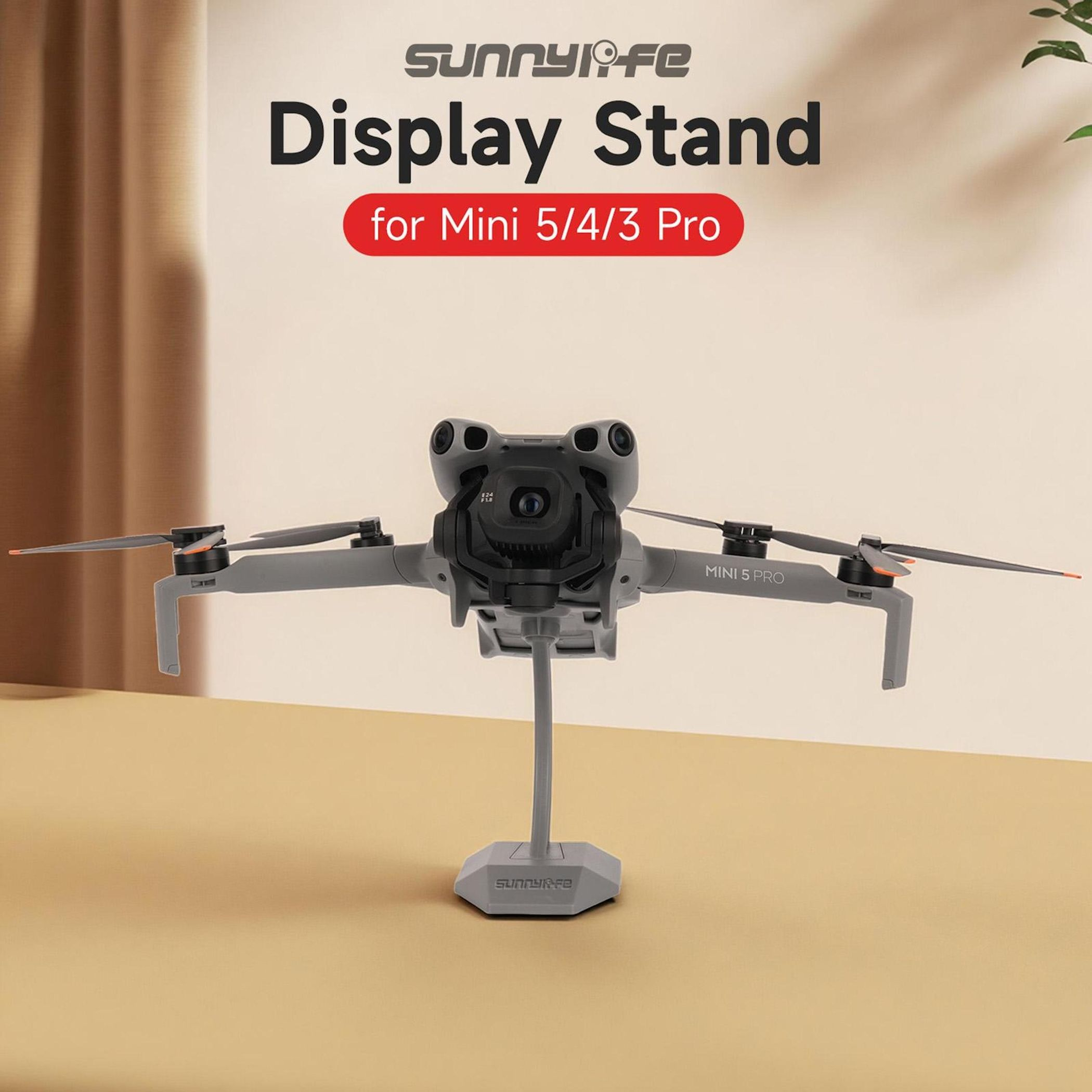 Grauer Drohnen-Display-Ständer mit DJI Mini 5 Pro.
