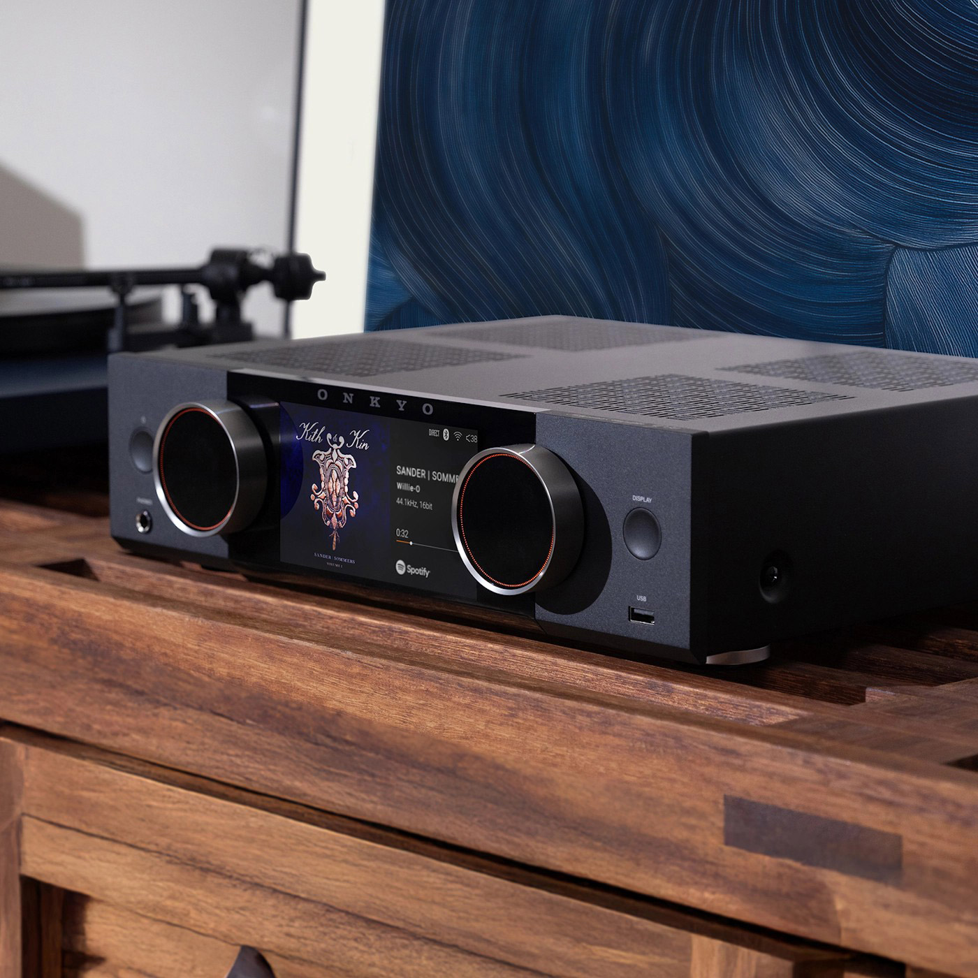 Ein schwarzer Onkyo-Verstärker mit einem Bildschirm, der Musikdetails anzeigt.