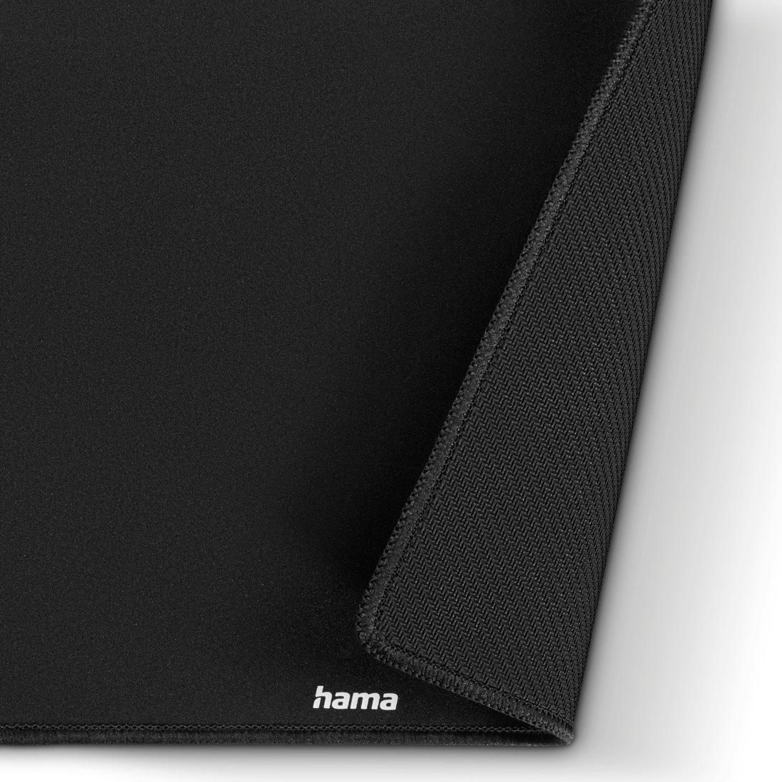 Schwarzes Mauspad mit Hama-Logo, Gummiunterseite sichtbar.