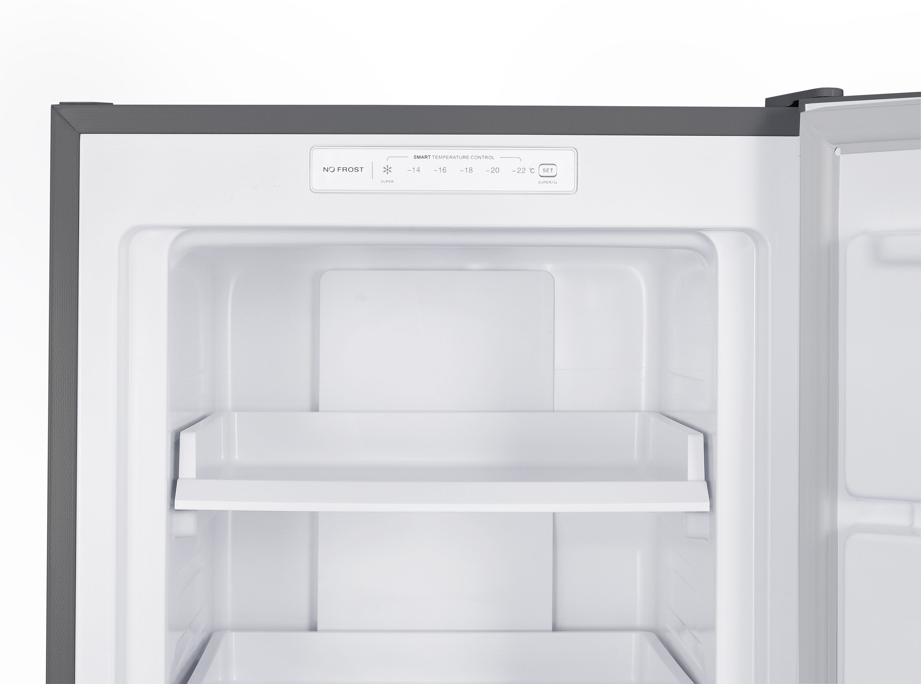 Innenraum eines leeren Kühlschranks mit Temperaturregelung und No Frost-Anzeige.