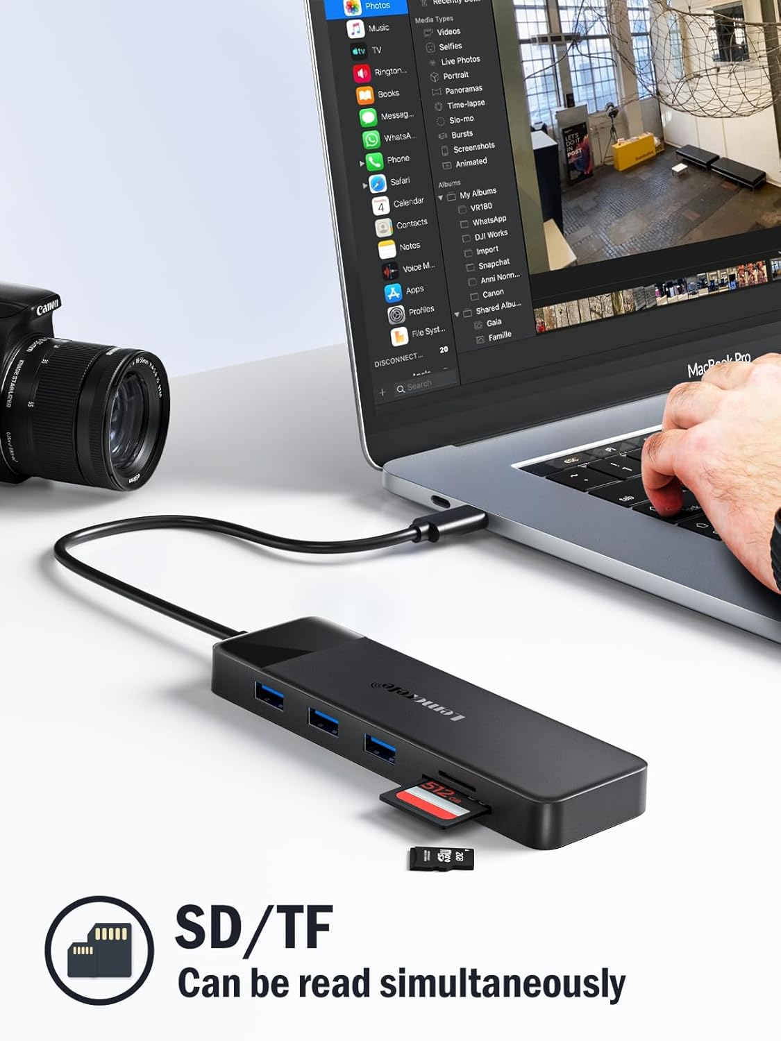 Czarny hub USB-C z czytnikami kart SD i MicroSD, podłączony do MacBooka Pro.