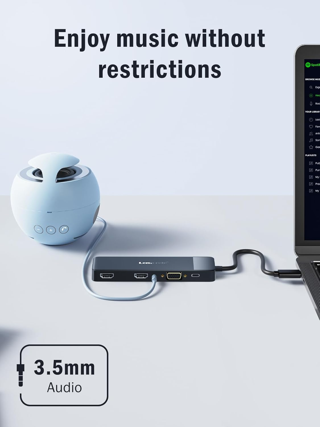 Niebieski głośnik jest podłączony do huba USB-C, który jest podłączony do laptopa.