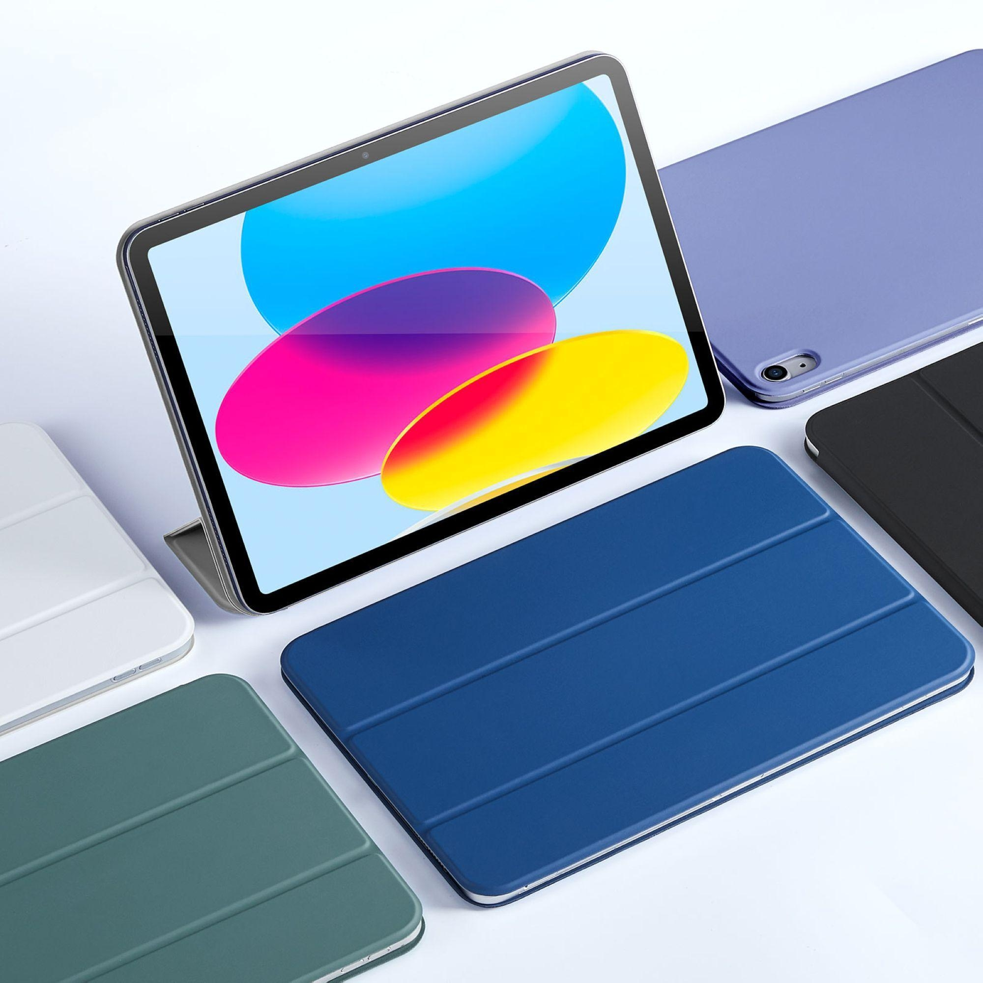 Ein Tablet mit bunten Symbolen, umgeben von Hüllen in Blau, Weiß, Grün, Lila und Schwarz.