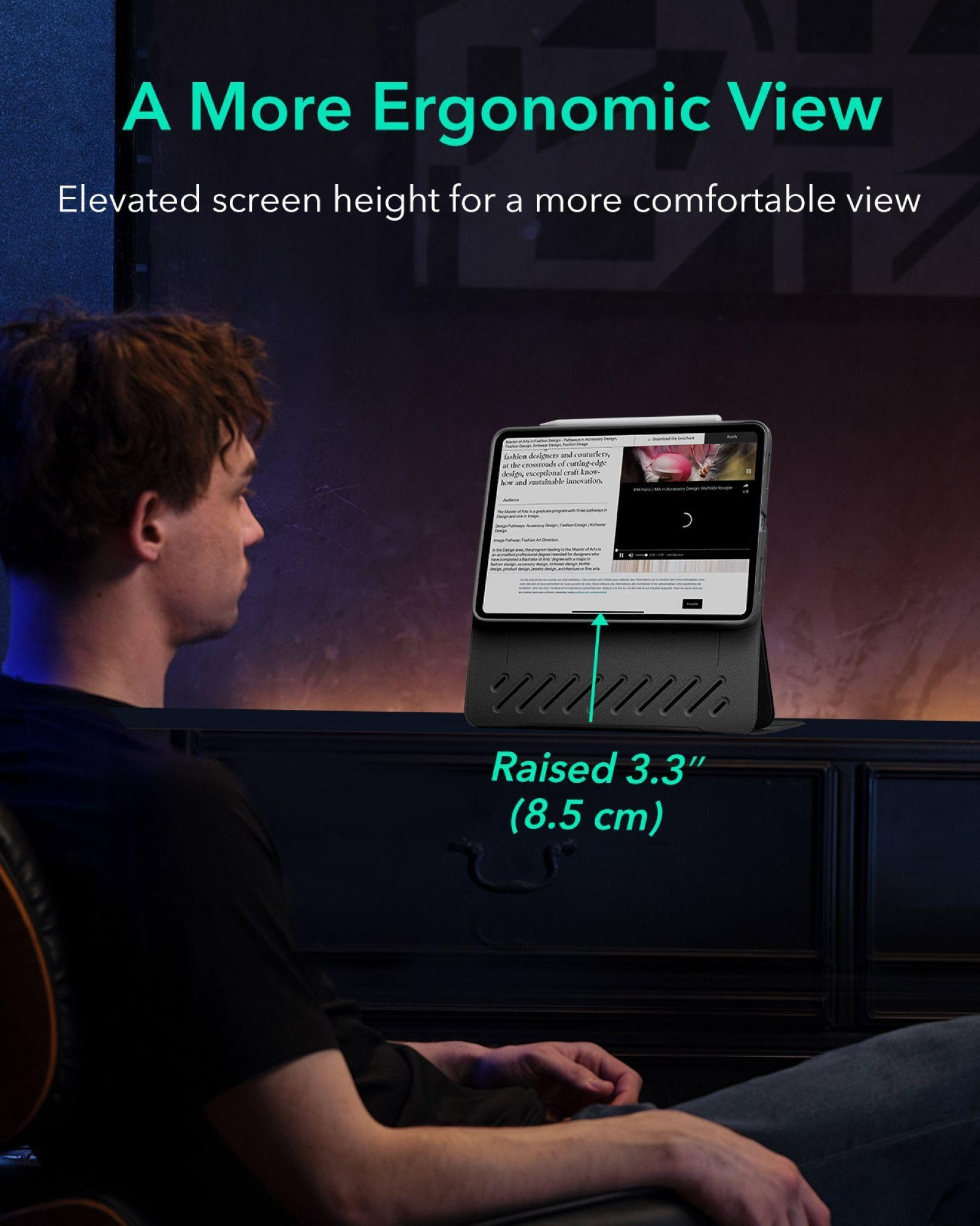 Ein Mann schaut auf ein Tablet, das auf einem Ständer steht, um 8,5 cm erhöht.