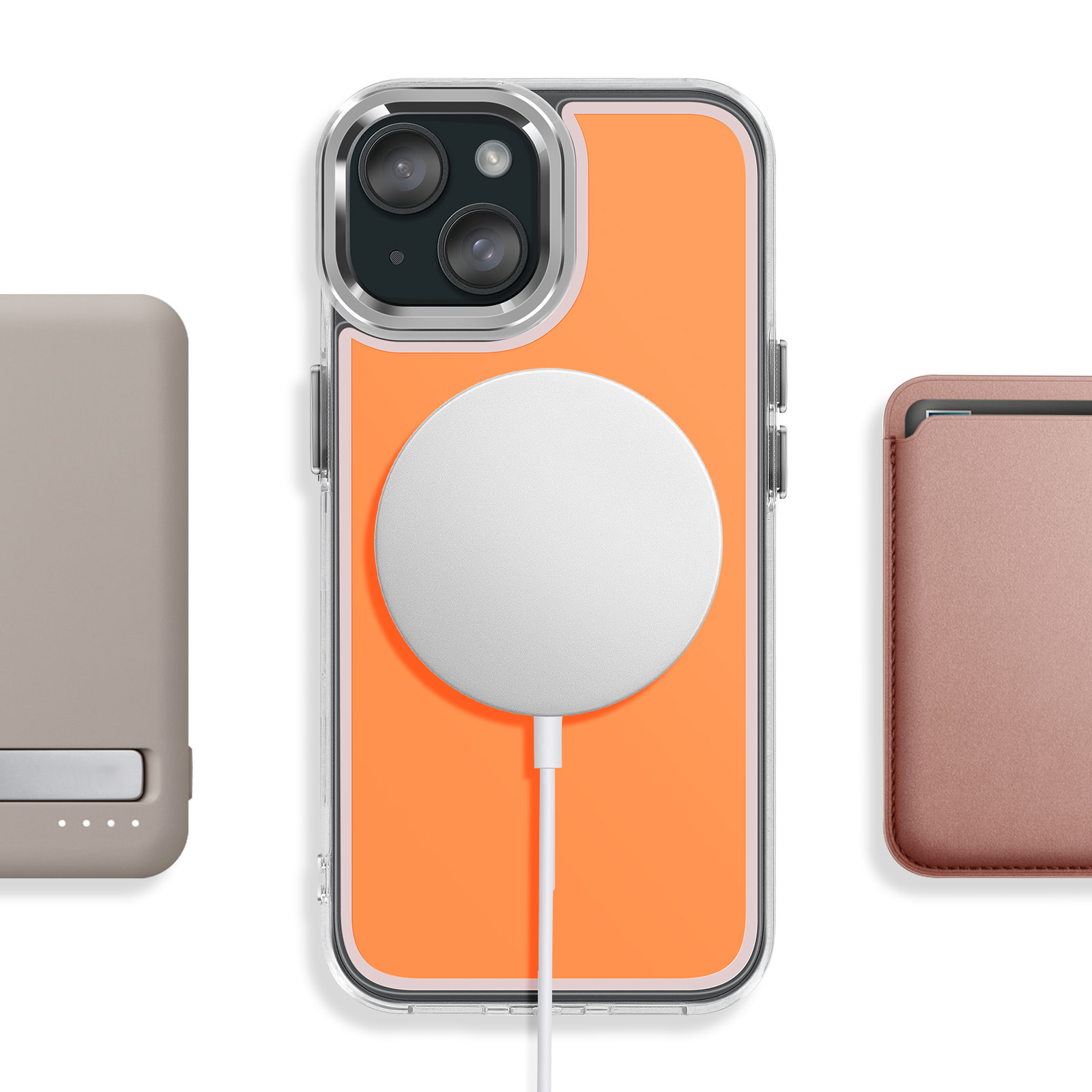 Een grijze oplader, een iPhone met oranje hoesje en een bruin hoesje.