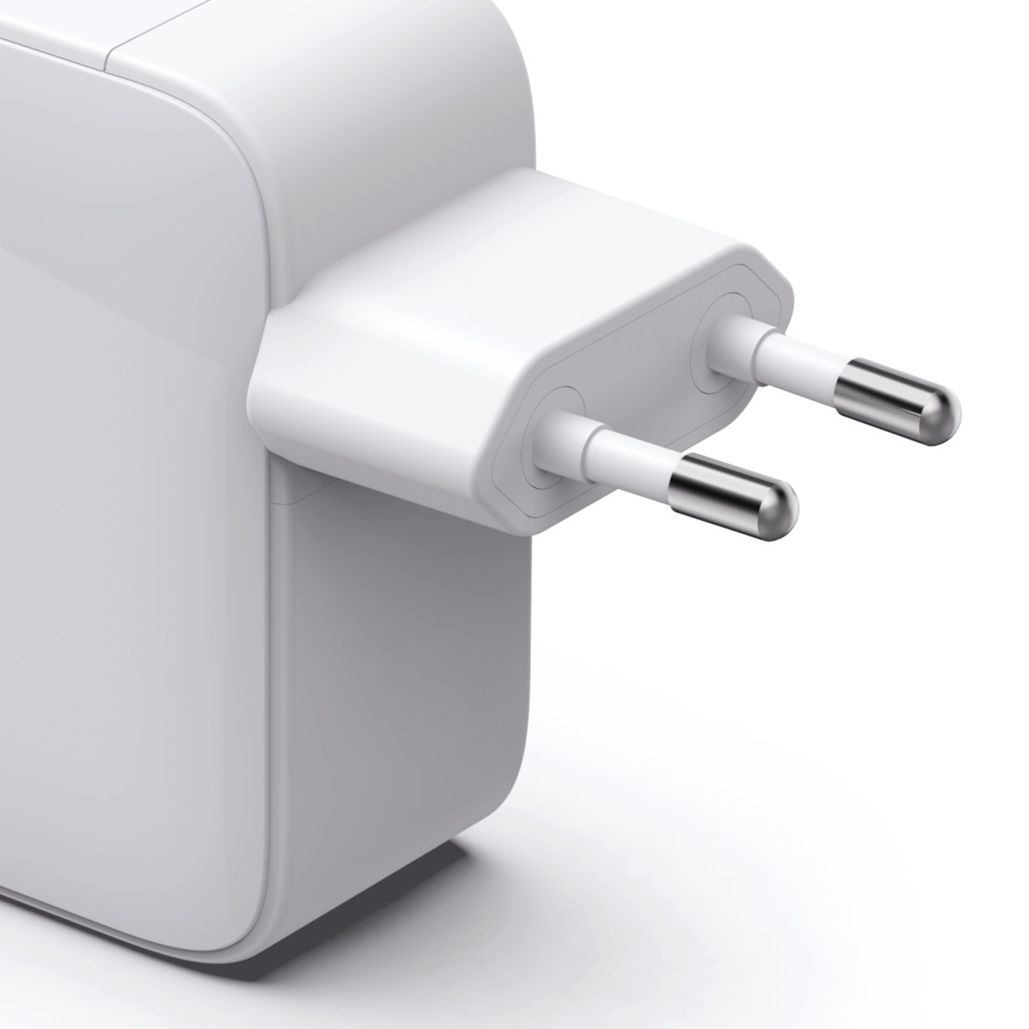Ein weißer Netzstecker mit zwei silbernen Metallstiften auf weißem Hintergrund.