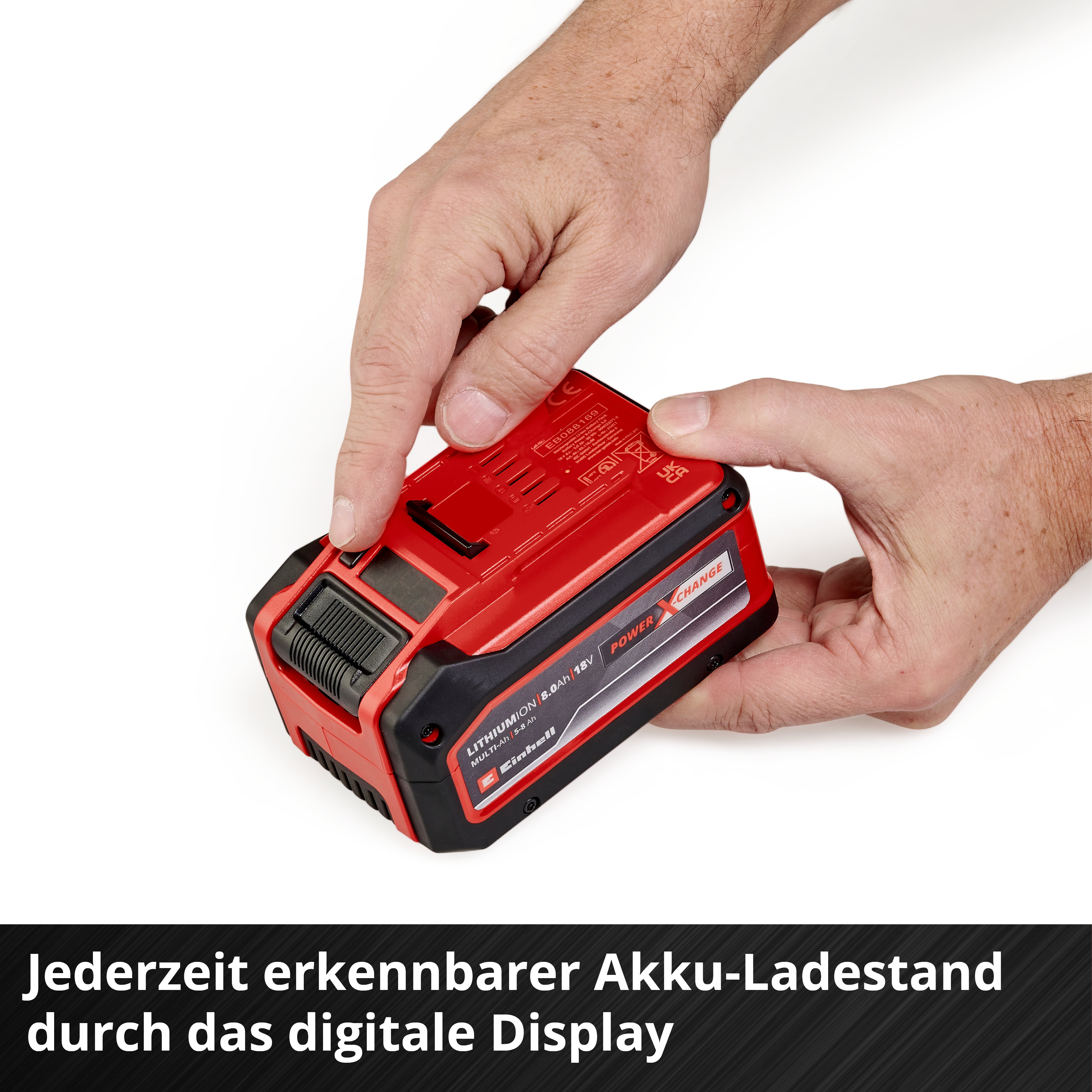 Hände halten einen roten 18V Akku mit schwarzer Schrift.