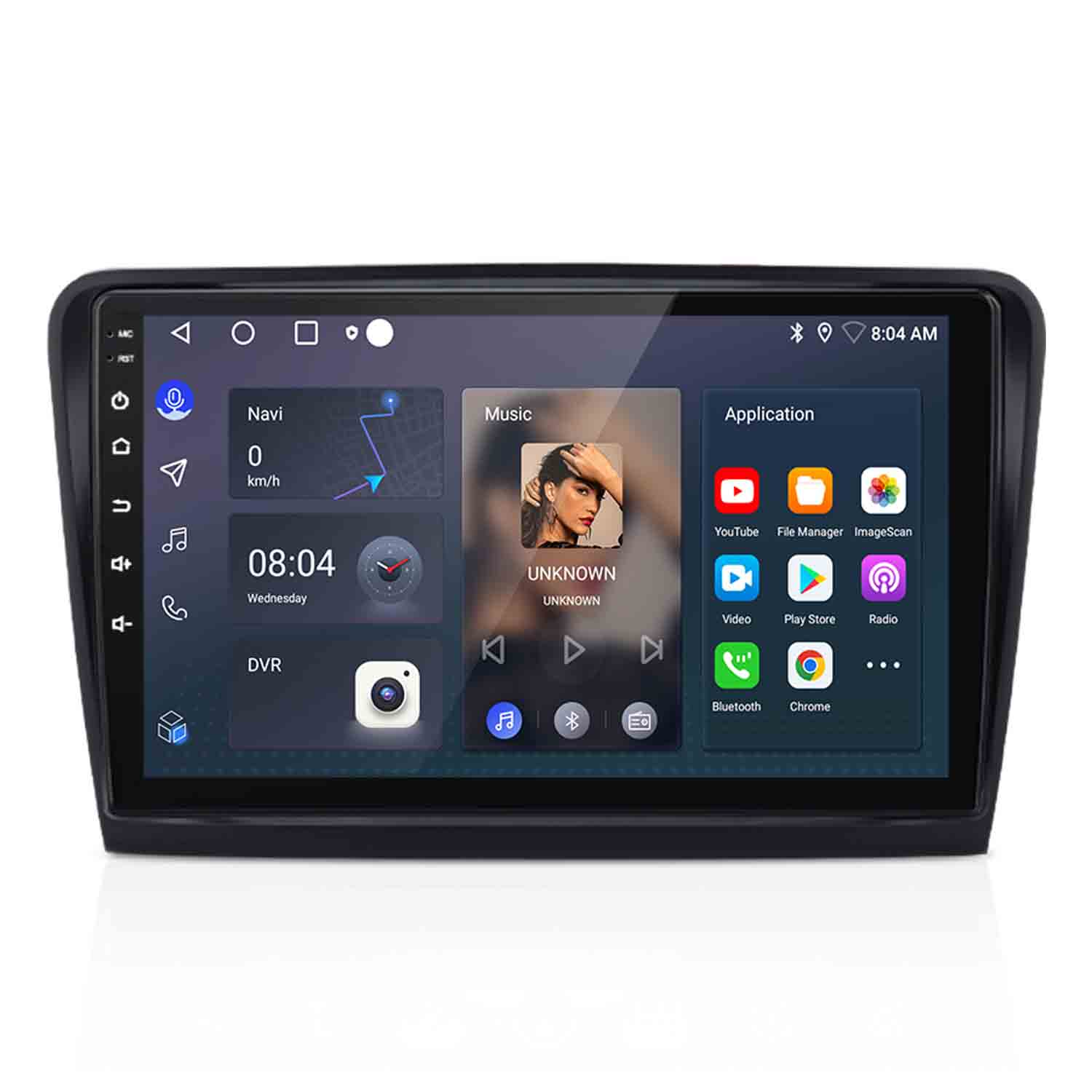 Ein Auto-Infotainment-System zeigt Navigation, Musik und Apps wie YouTube, Play Store.