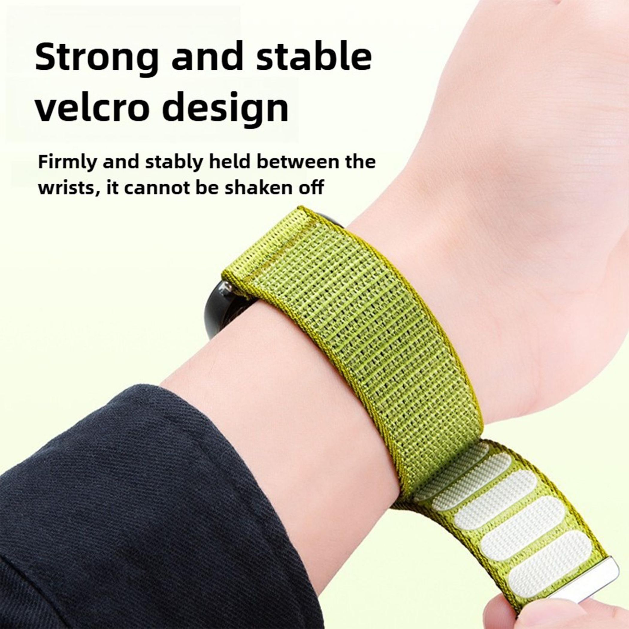Grünes Klettarmband an einem Handgelenk, das fest sitzt.