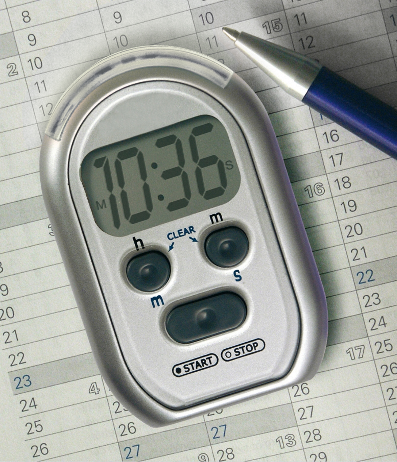 Ein digitaler Timer und ein Stift liegen auf einem Kalenderblatt.