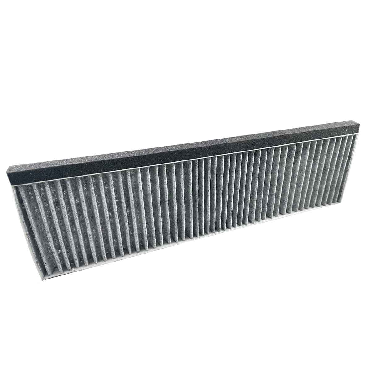 Ein schmaler, rechteckiger Luftfilter mit grauem Faltenelement und schwarzem Rahmen.